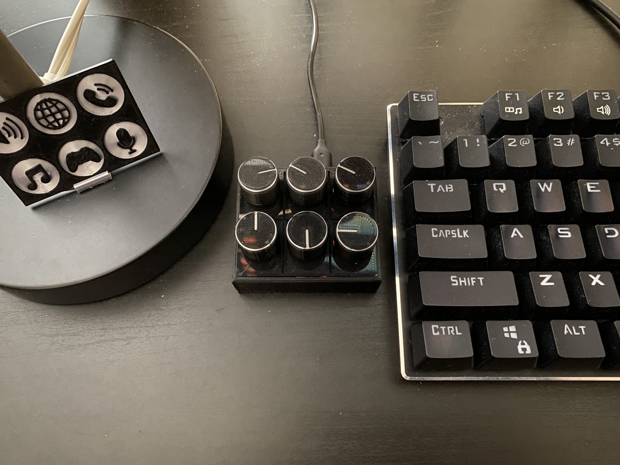 Vỏ mixer âm thanh Deej với núm điều chỉnh và bảng nhãn