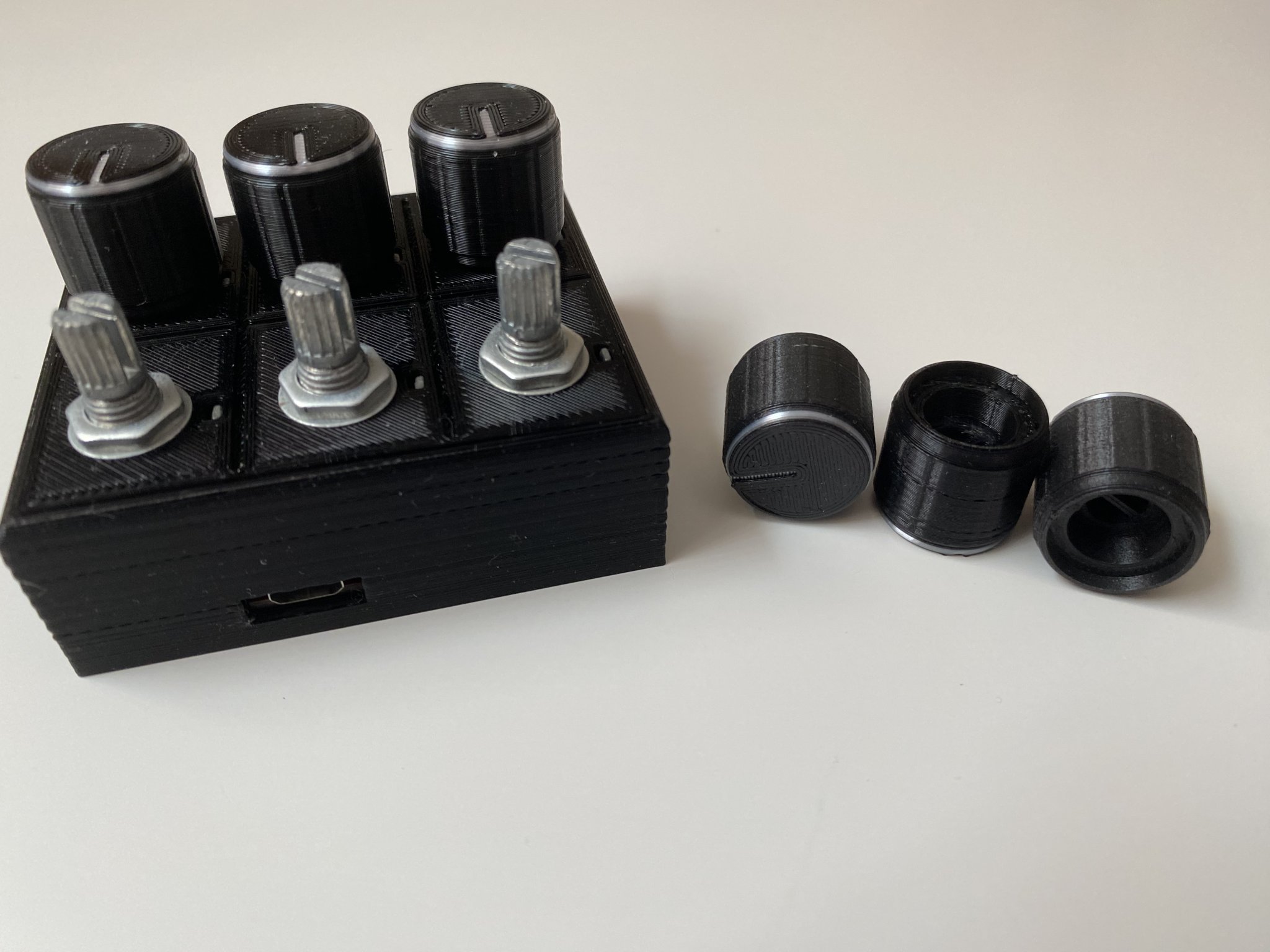 Vỏ mixer âm thanh Deej với núm điều chỉnh và bảng nhãn