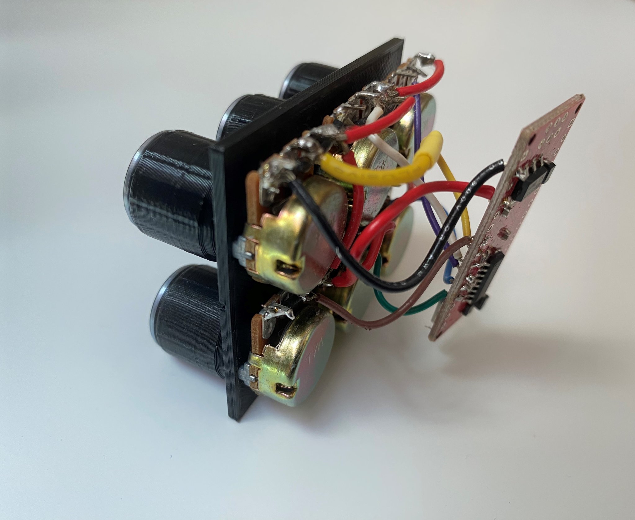 Vỏ mixer âm thanh Deej với núm điều chỉnh và bảng nhãn