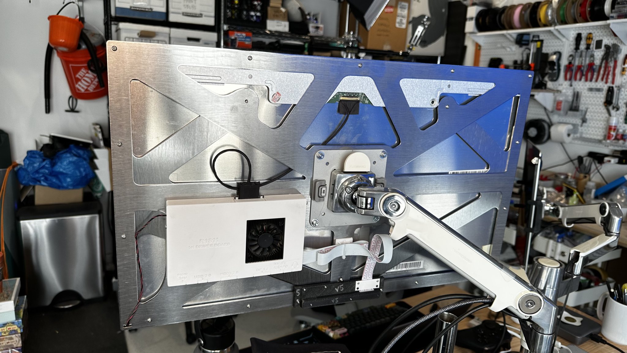 Màn hình 5K DIY với cổng HDMI và DisplayPort