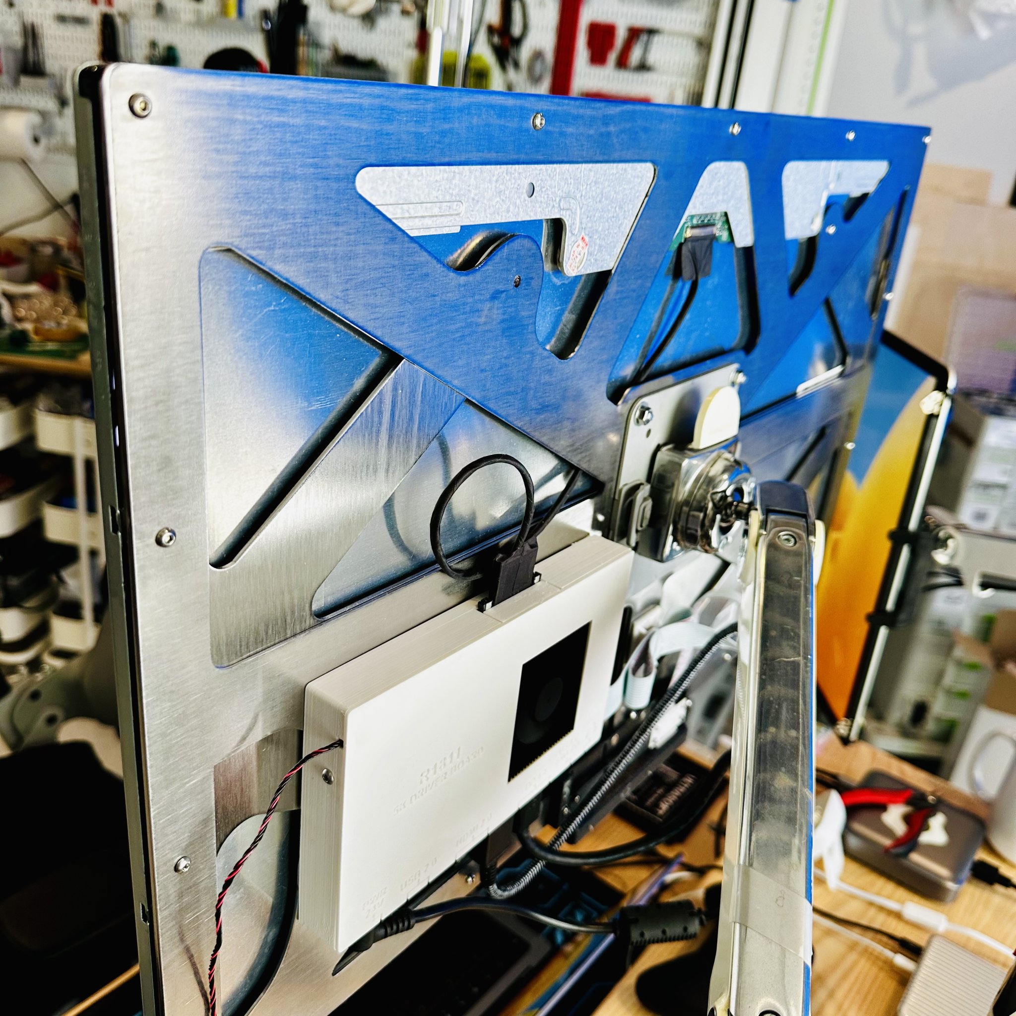 Màn hình 5K DIY với cổng HDMI và DisplayPort