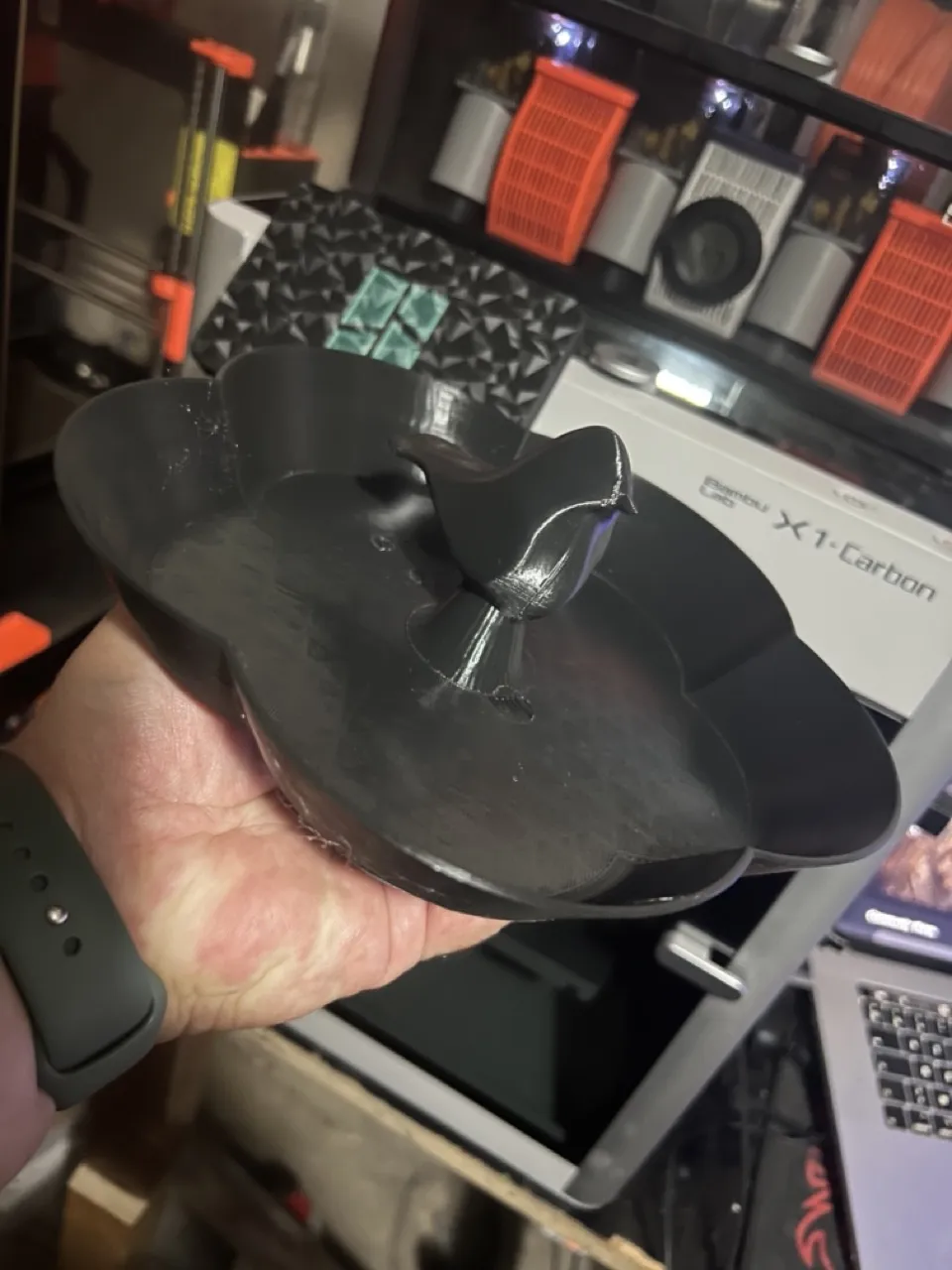 Đồ ăn cho chim và bồn tắm chim xinh xắn