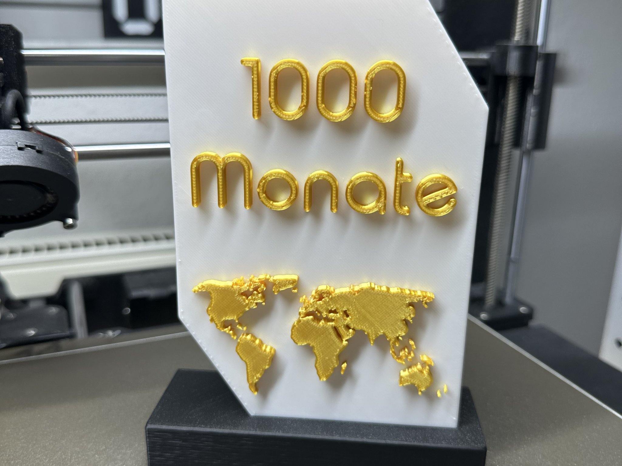 Cúp kỷ niệm 1000 tháng trên trái đất