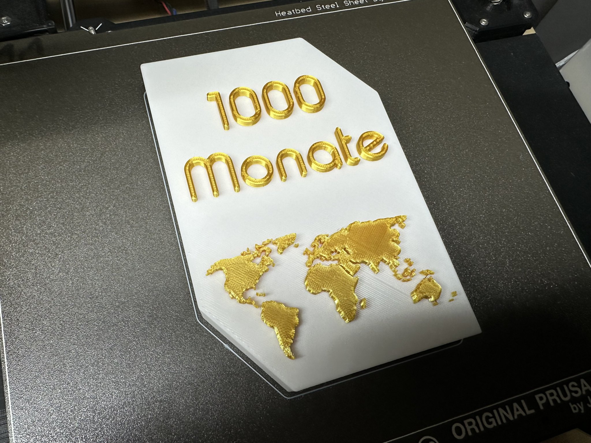 Cúp kỷ niệm 1000 tháng trên trái đất