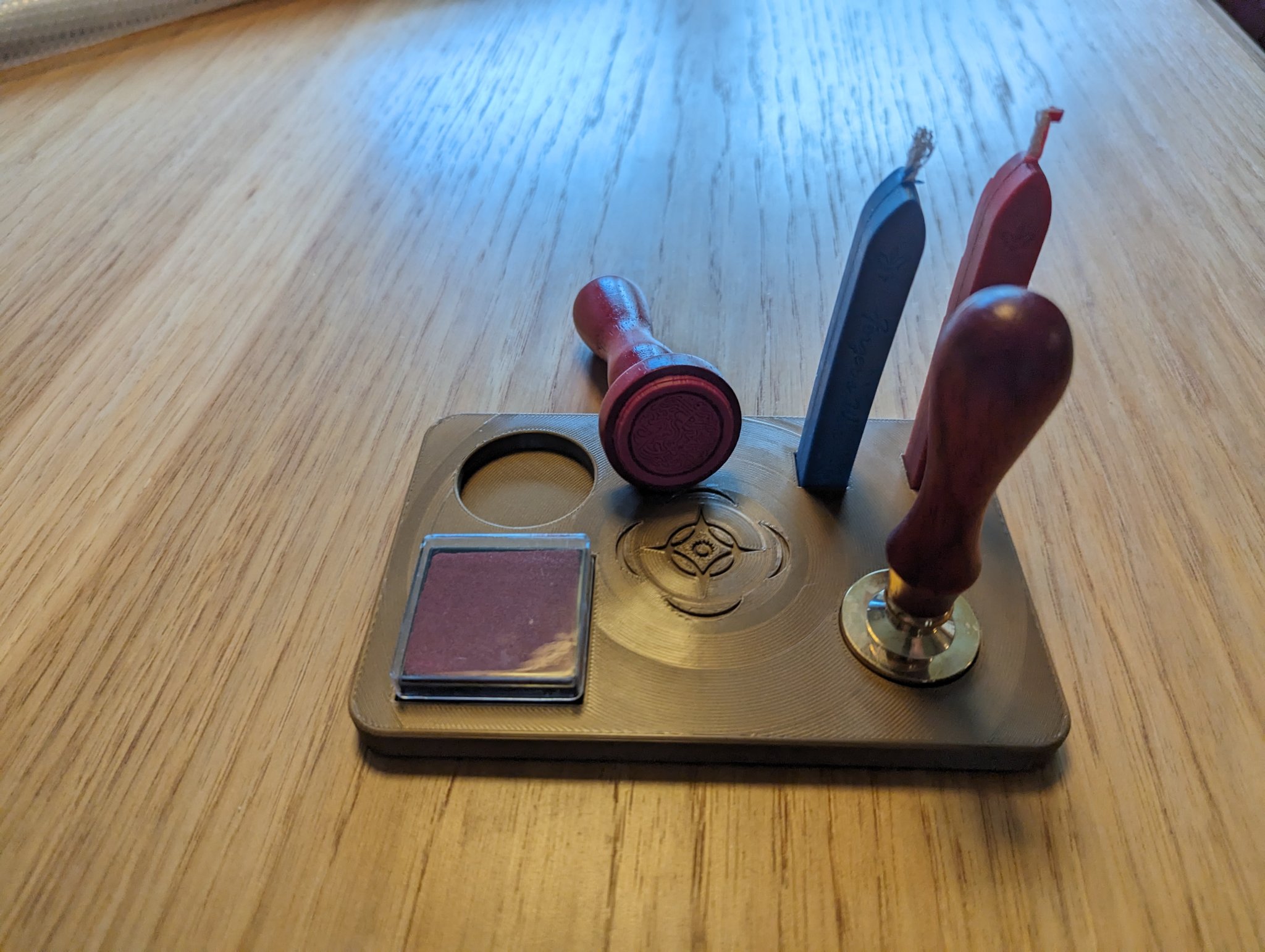 Giá đỡ con dấu Forger từ bộ Sel của Brandon Sanderson