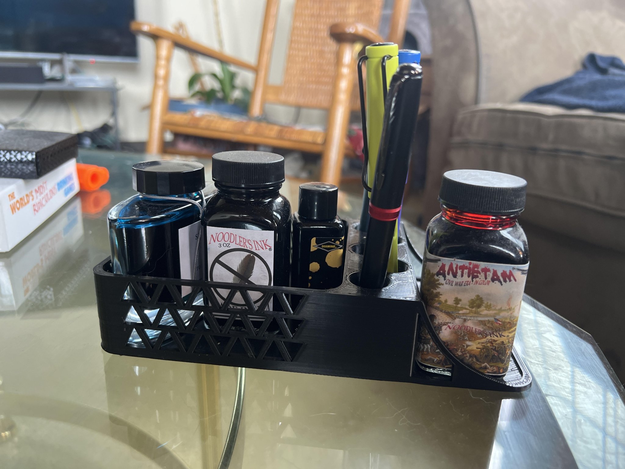 Trạm đổ mực bút máy và tổ chức bàn làm việc