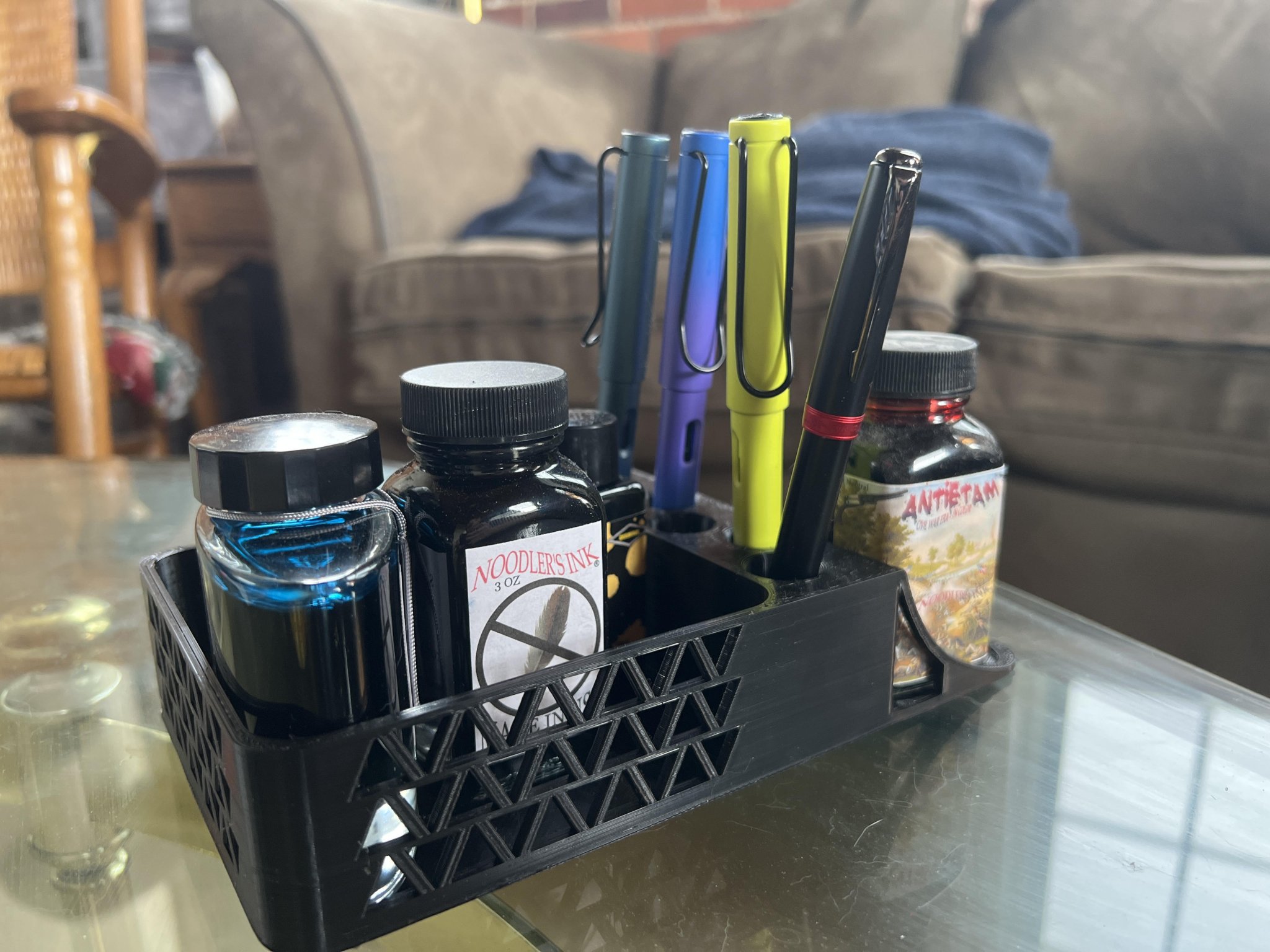 Trạm đổ mực bút máy và tổ chức bàn làm việc