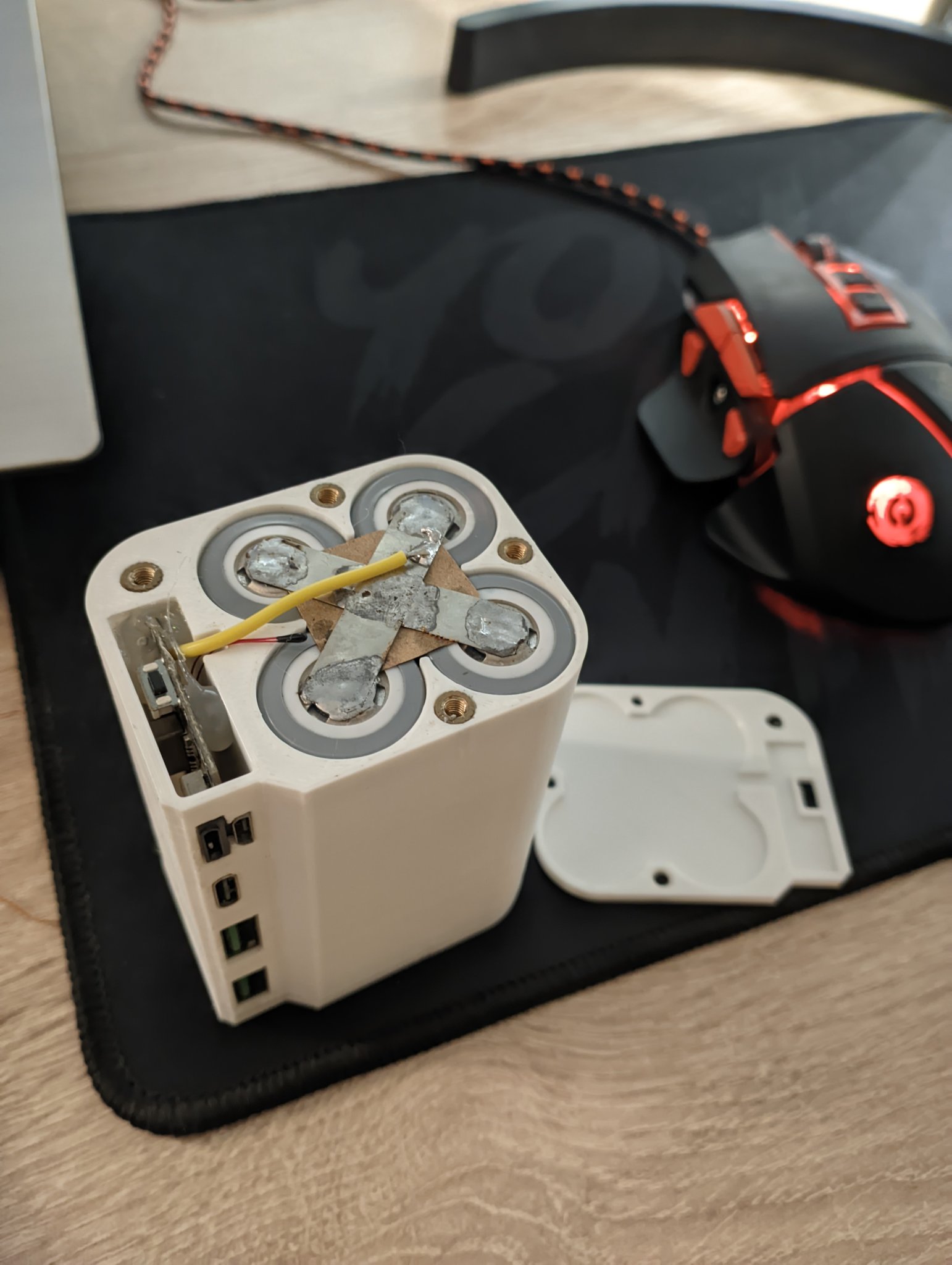 Ngân hàng năng lượng 21700x4 với mạch từ aliexpress