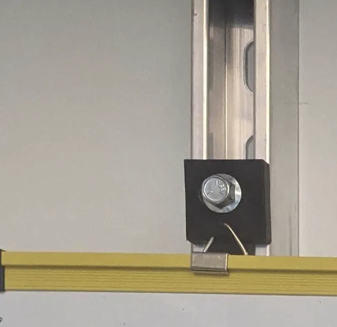 Móc treo bảng trắng cho kênh giằng