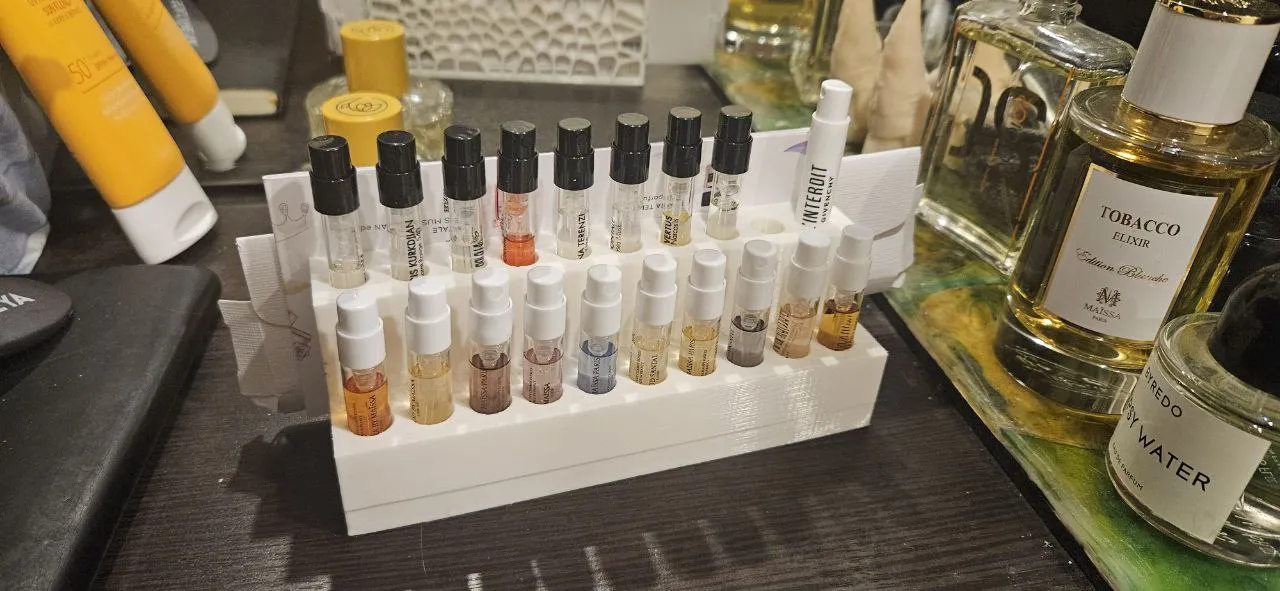 Giá đỡ cho các mẫu nước hoa mini du lịch