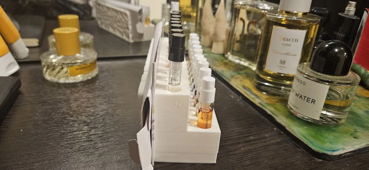 Giá đỡ cho các mẫu nước hoa mini du lịch