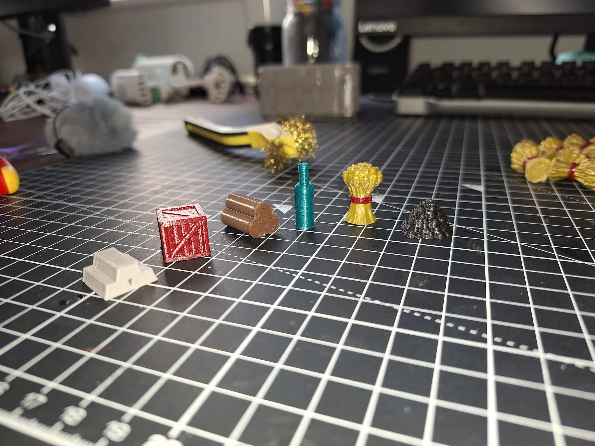 Mô hình các mảnh ghép/ token của Racoon Tycoon