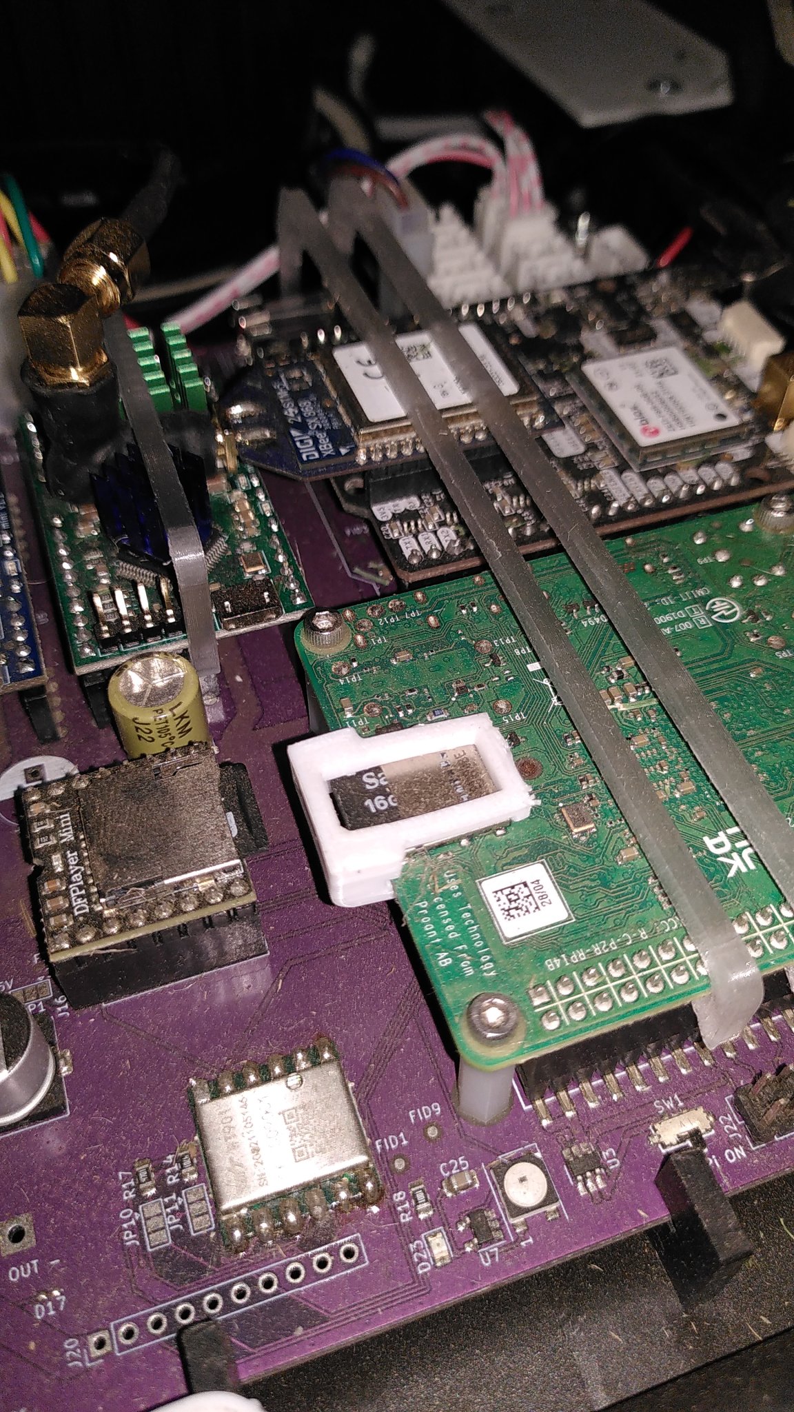 Giá đỡ cho mô-đun radio ArduSimple trên bo mạch OpenMower