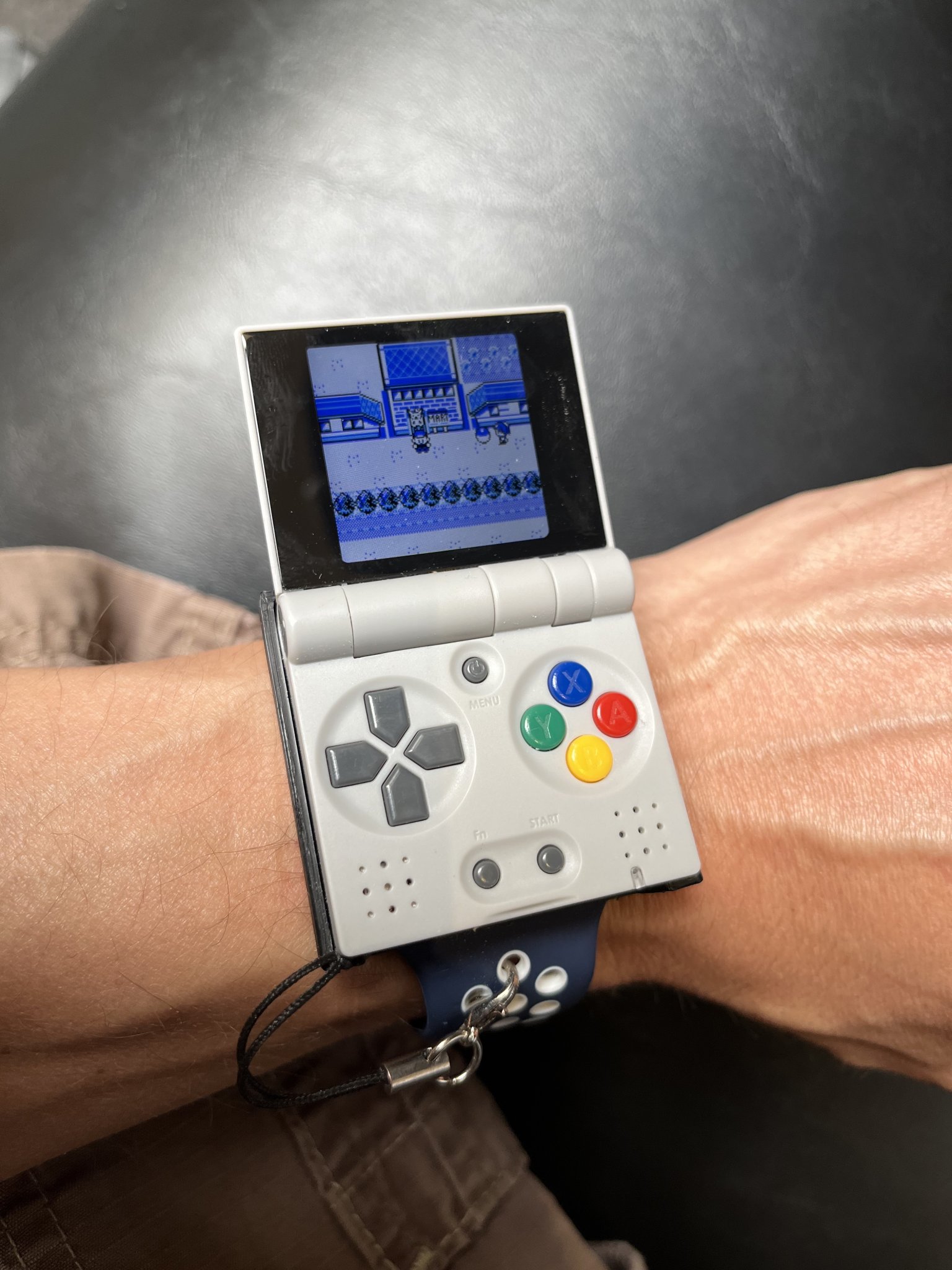 Giá đỡ đồng hồ Funkey S tiện lợi cho chơi game một tay