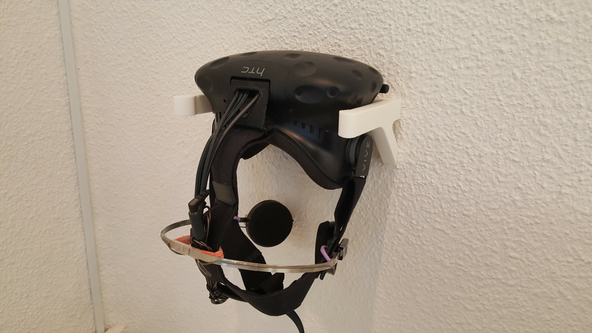 Giá đỡ treo tường cho kính thực tế ảo HTC Vive