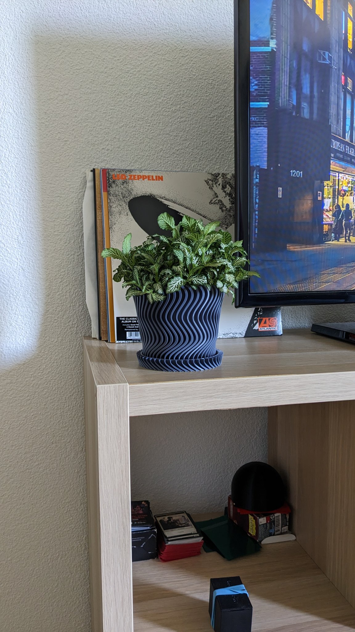 Bình hoa xoắn ốc với đĩa cho cây trong nhà