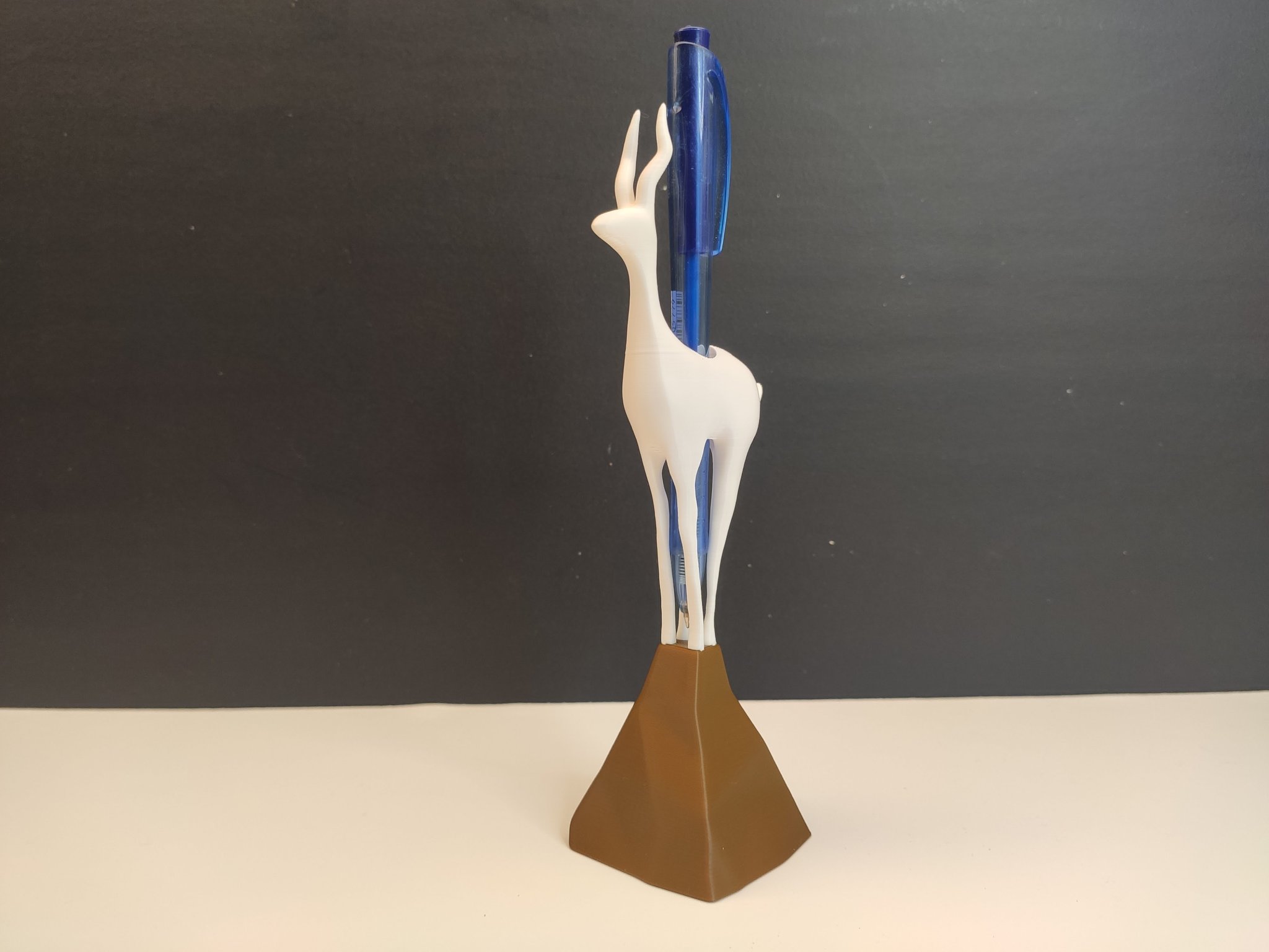 Giá đỡ bút hình con linh dương Gazelle