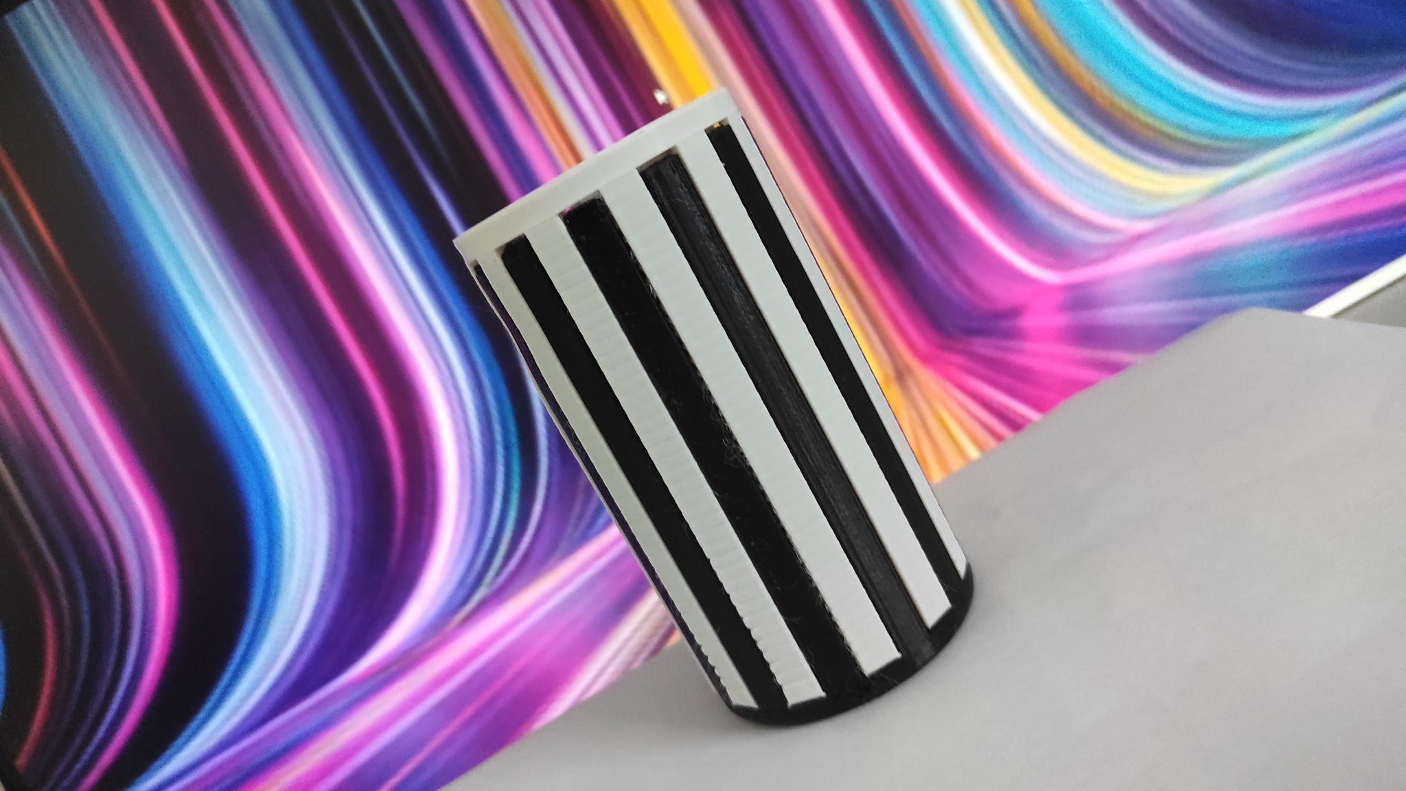 Giá đỡ bút hai màu tiện lợi cho văn phòng