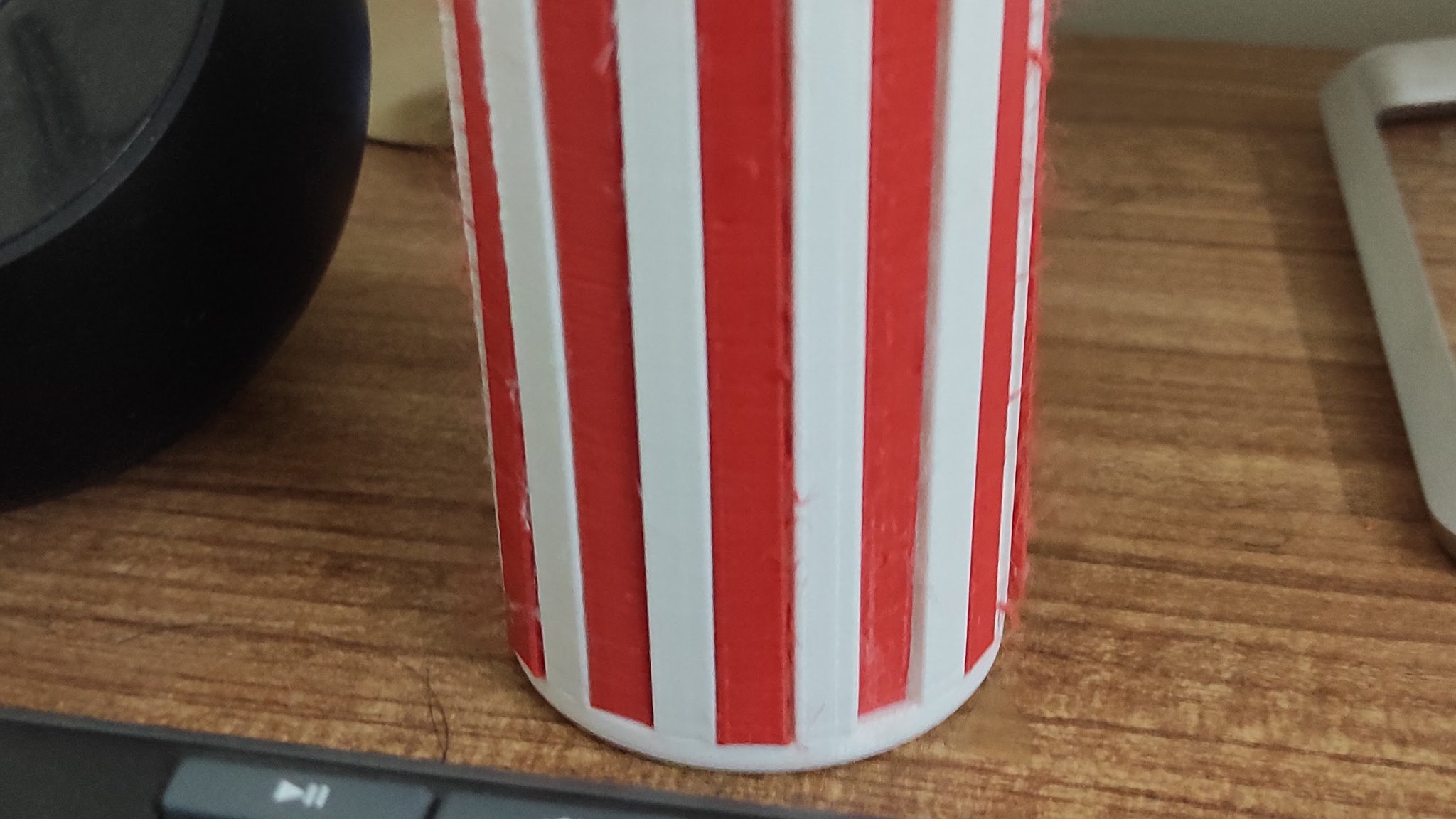 Giá đỡ bút hai màu tiện lợi cho văn phòng