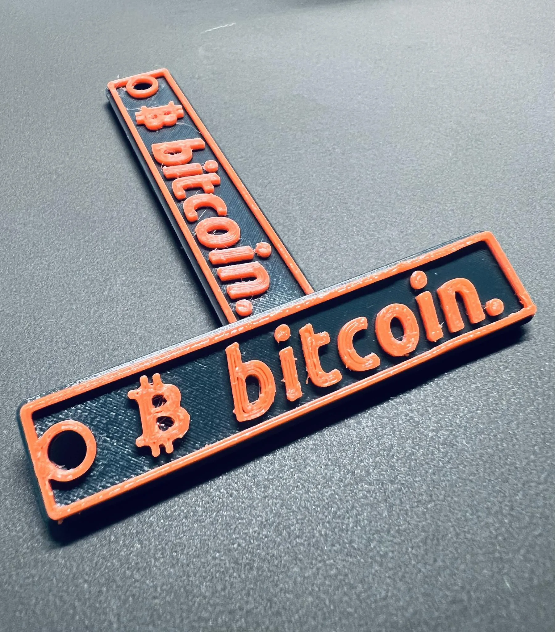 **Móc khóa hai mặt với logo Bitcoin**