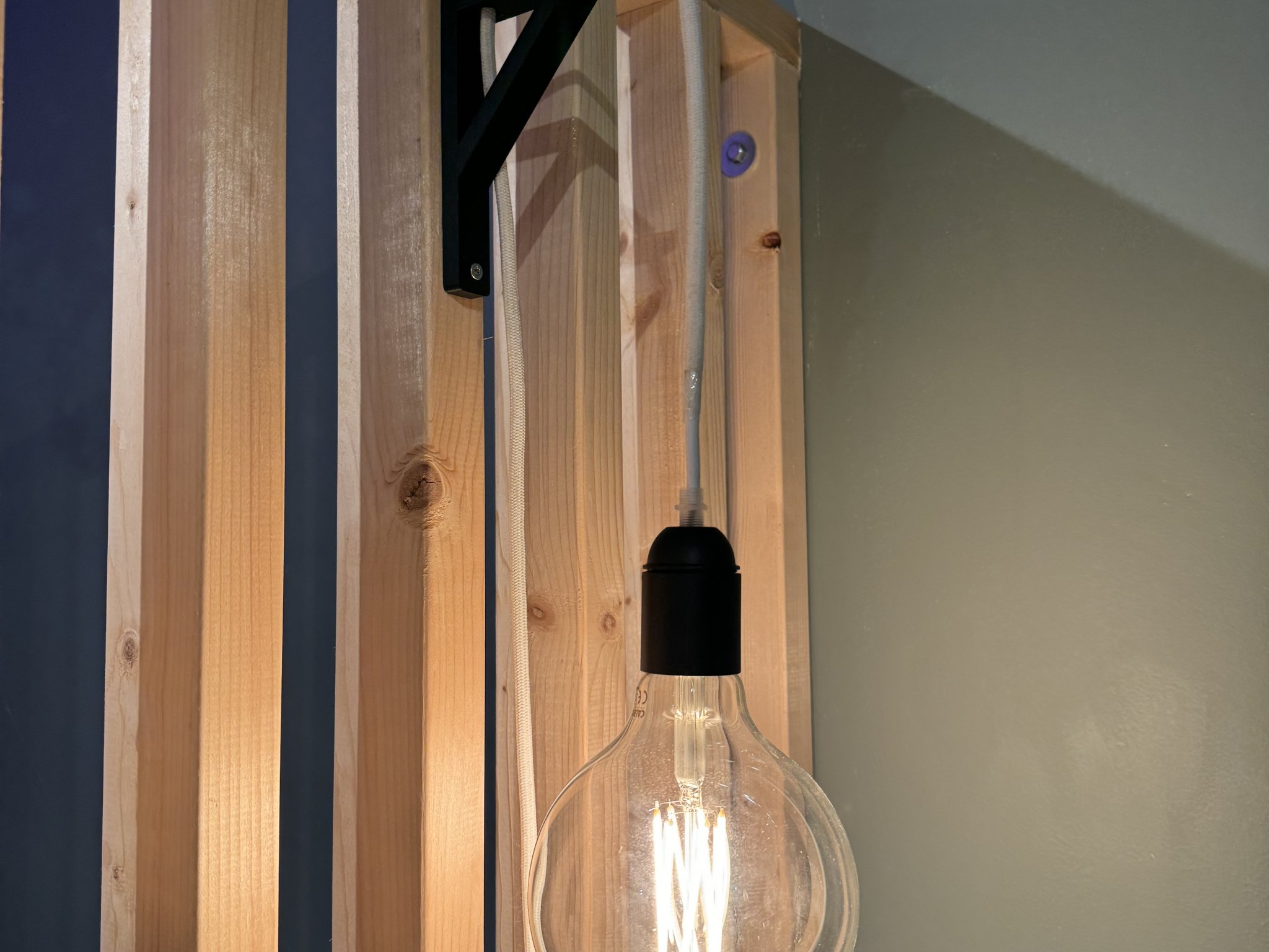 Giá treo đèn tường kiểu dáng hiện đại