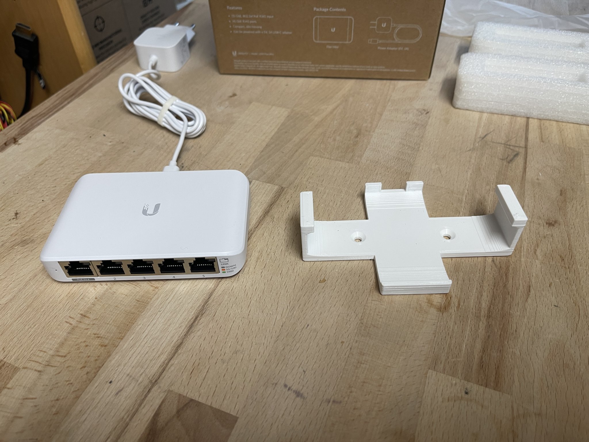Giá đỡ cho công tắc 5 cổng Ubiquiti USW-Flex-Mini