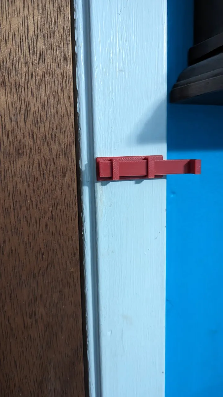 Cái chặn cửa nhỏ giữ cửa không đóng hoàn toàn