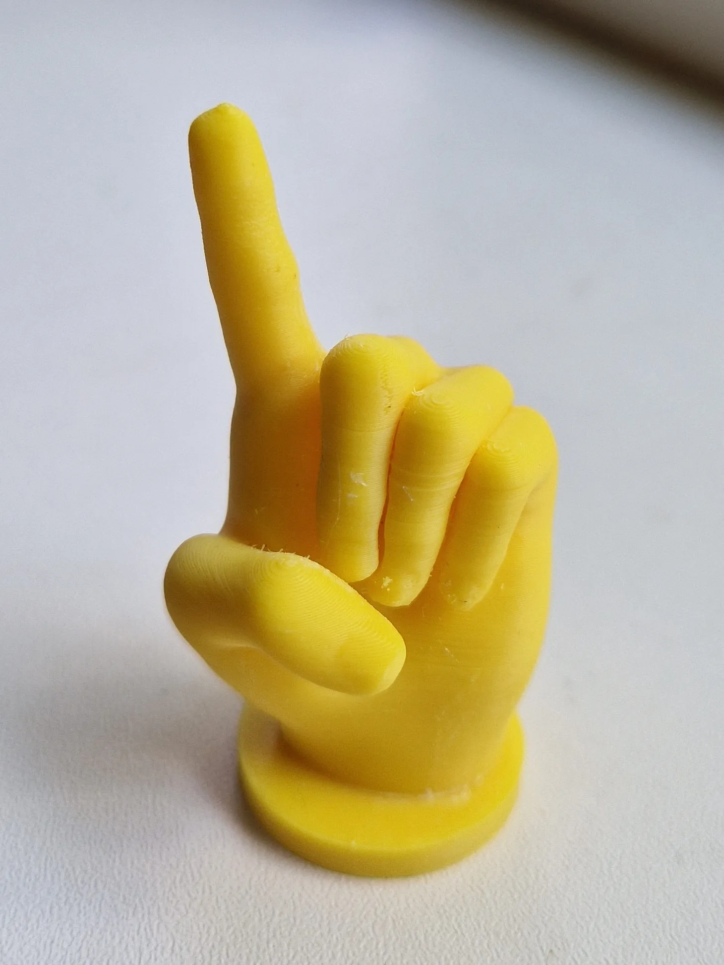 Bộ tay với các ngón tay giơ lên và chào Vulcan