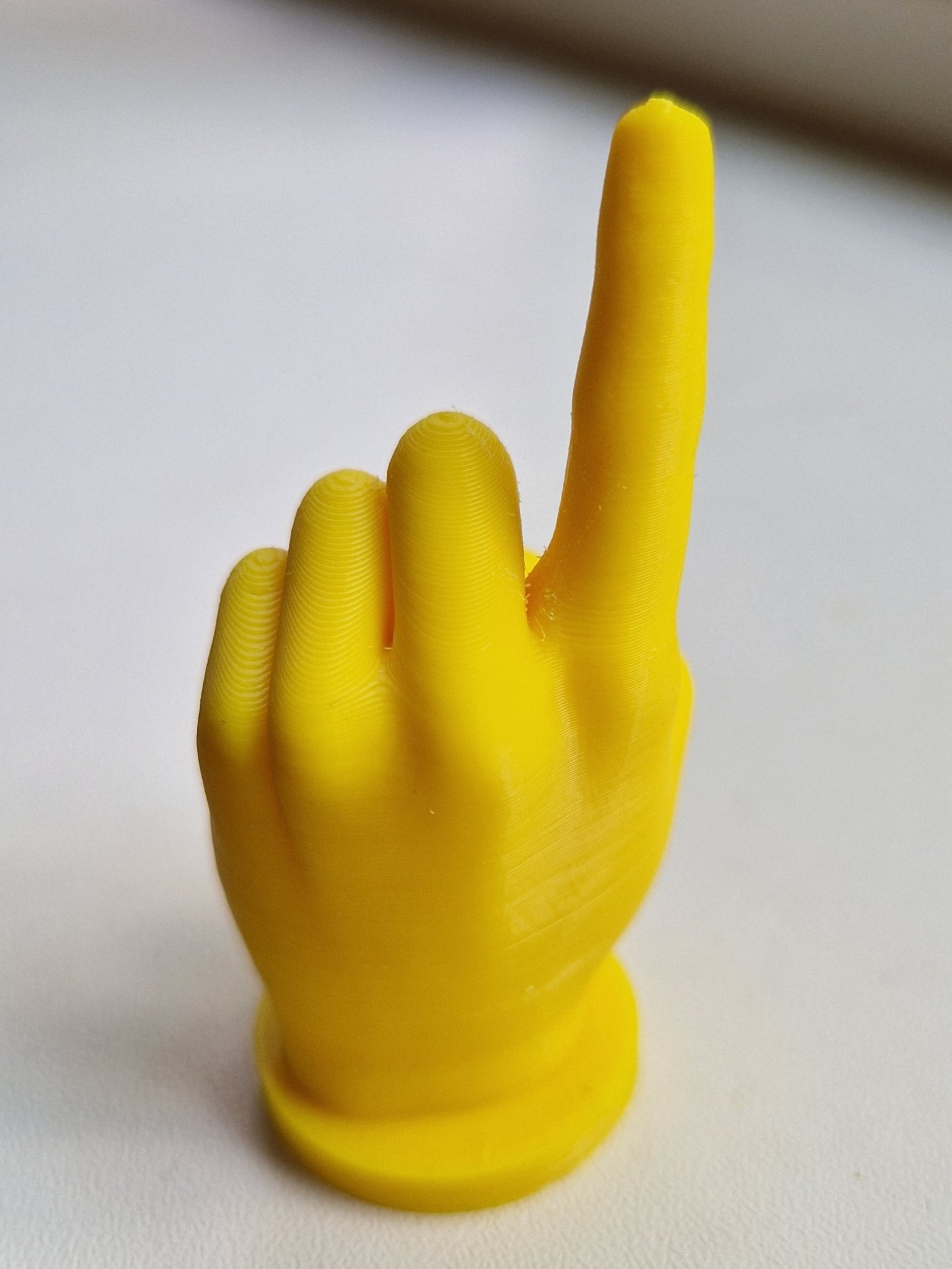 Bộ tay với các ngón tay giơ lên và chào Vulcan