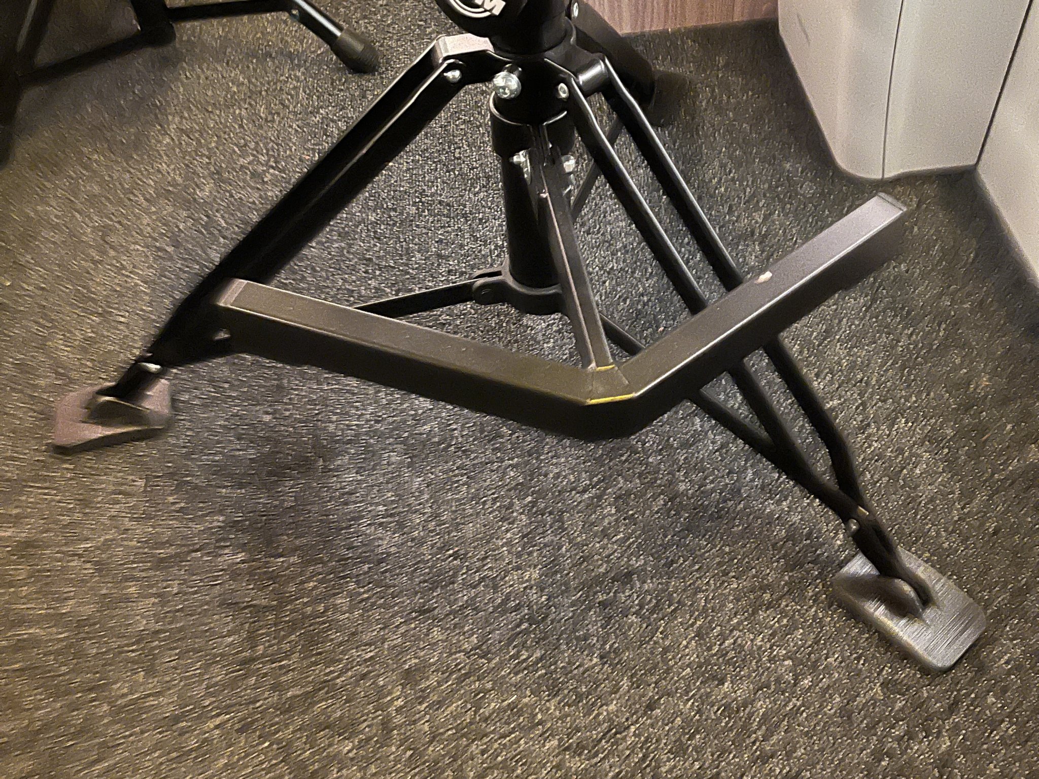 Ghế trống K&M với chân thay thế cho thảm