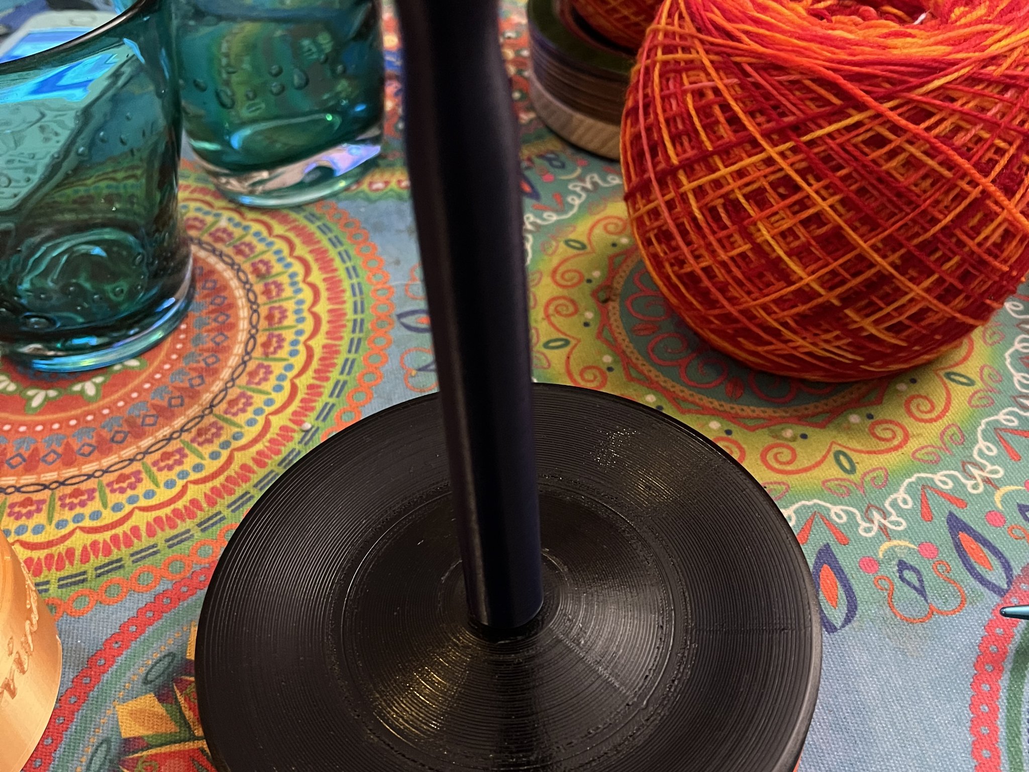 Giá đỡ cuộn len với đế nặng cho việc đan len