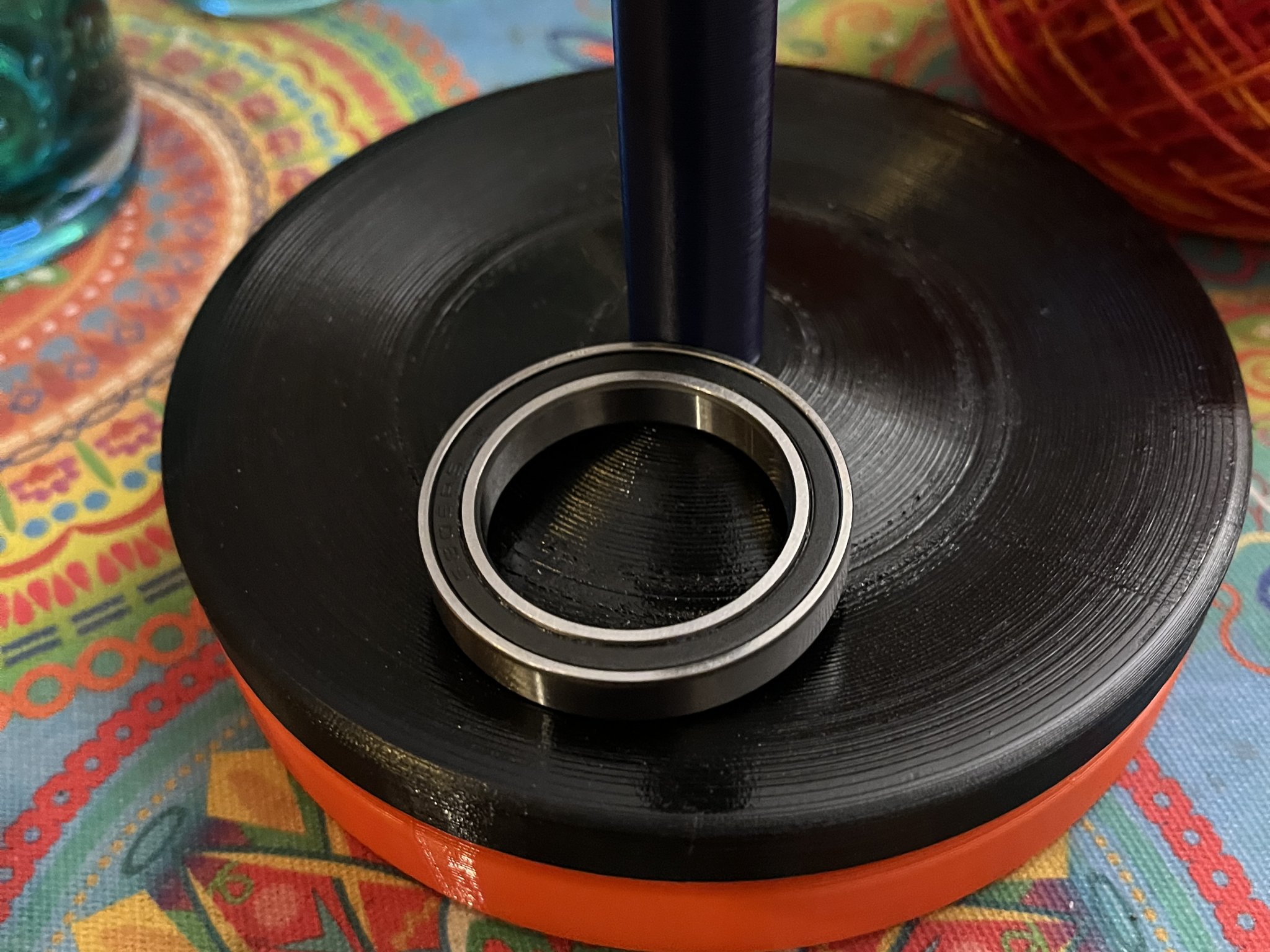 Giá đỡ cuộn len với đế nặng cho việc đan len