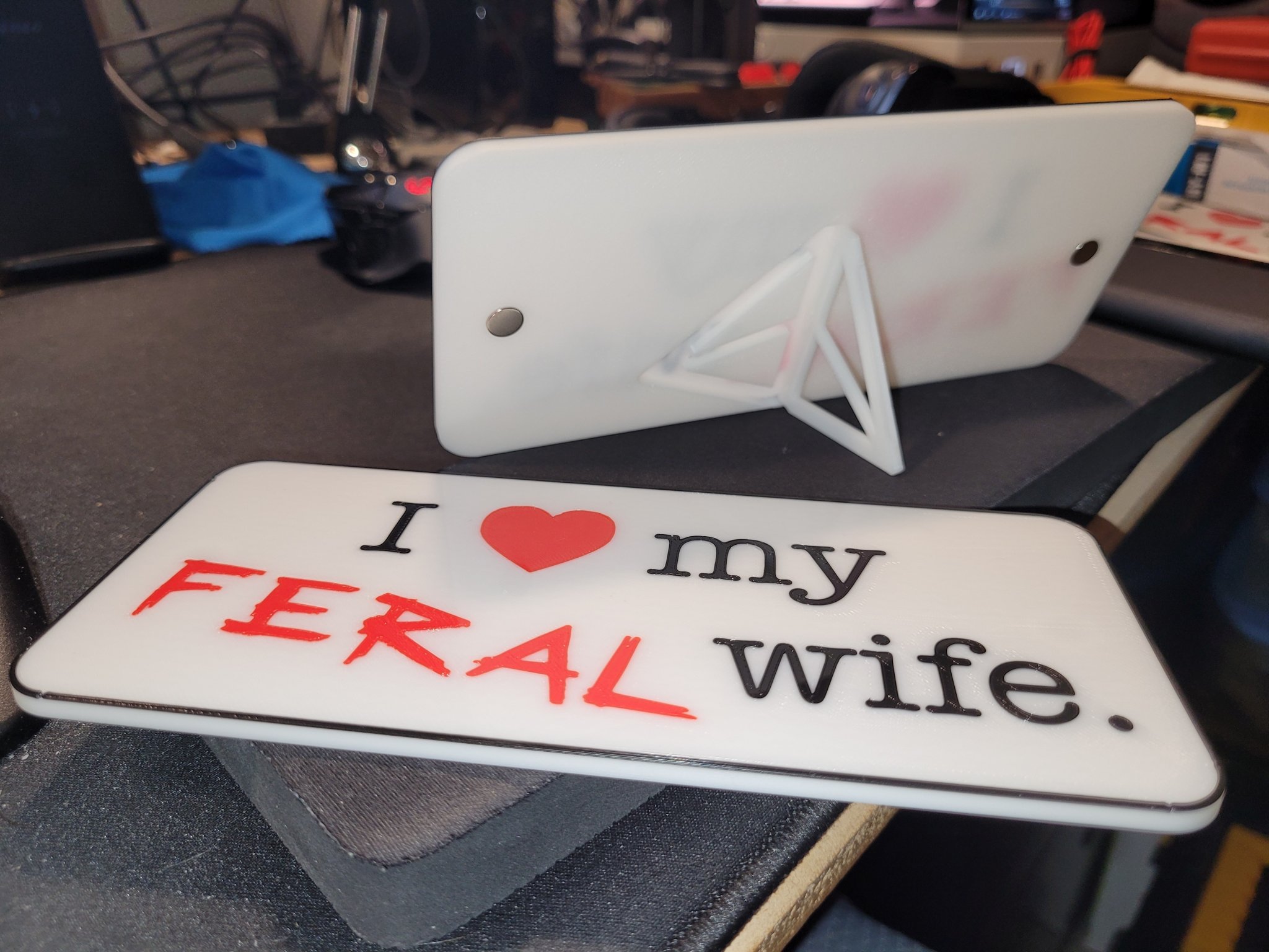 Biển hiệu hài hước "Tôi [Yêu] Vợ Hoang Dã Của Mình