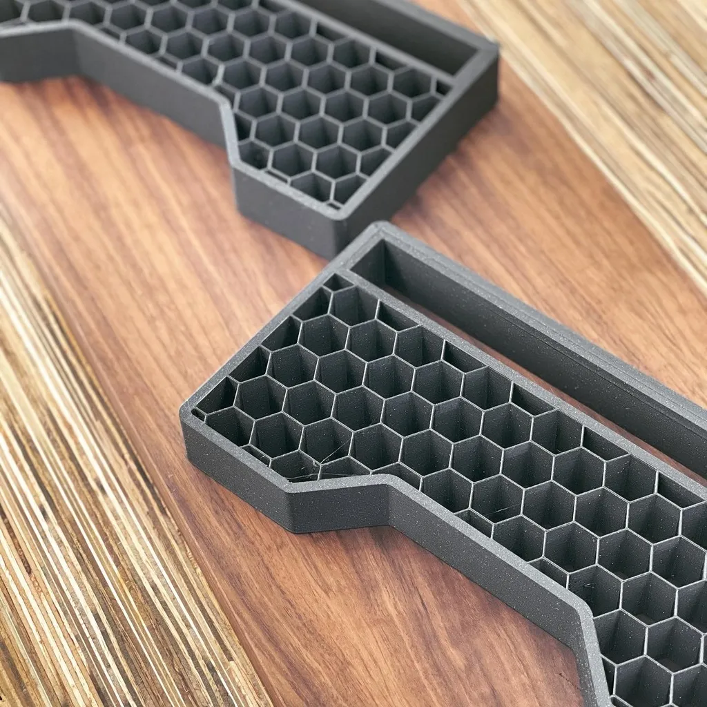 Giá đỡ màn hình với chân gỗ hiện đại