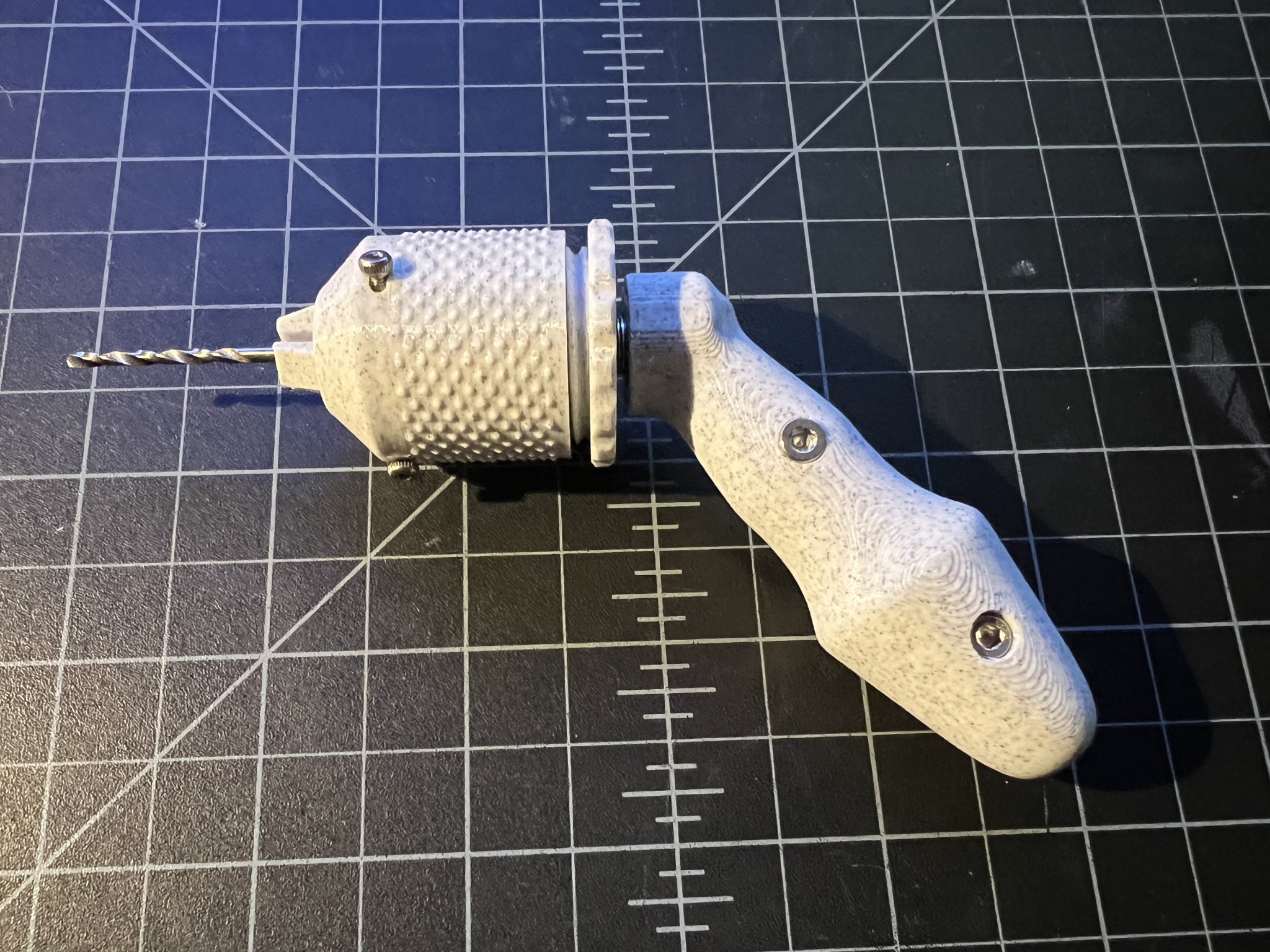 Khoan tay cải tiến với tay cầm và đầu kẹp