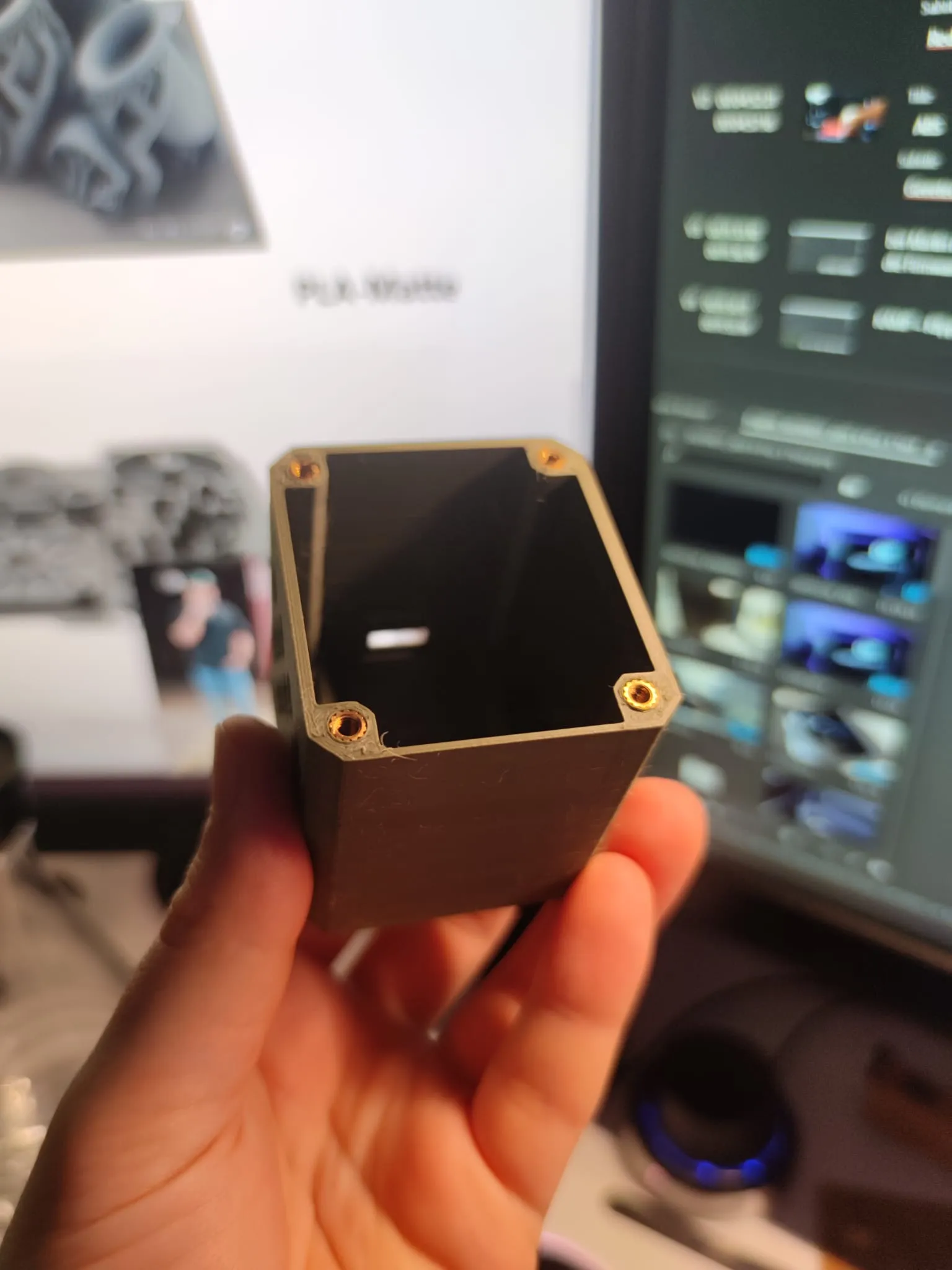 Vỏ ESP32 phong cách quân đội cho nhà máy điện mặt trời ban công