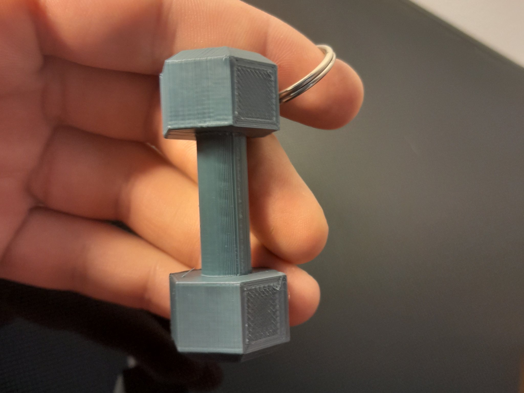 Móc khóa tạ tay tiện lợi cho người yêu thể thao