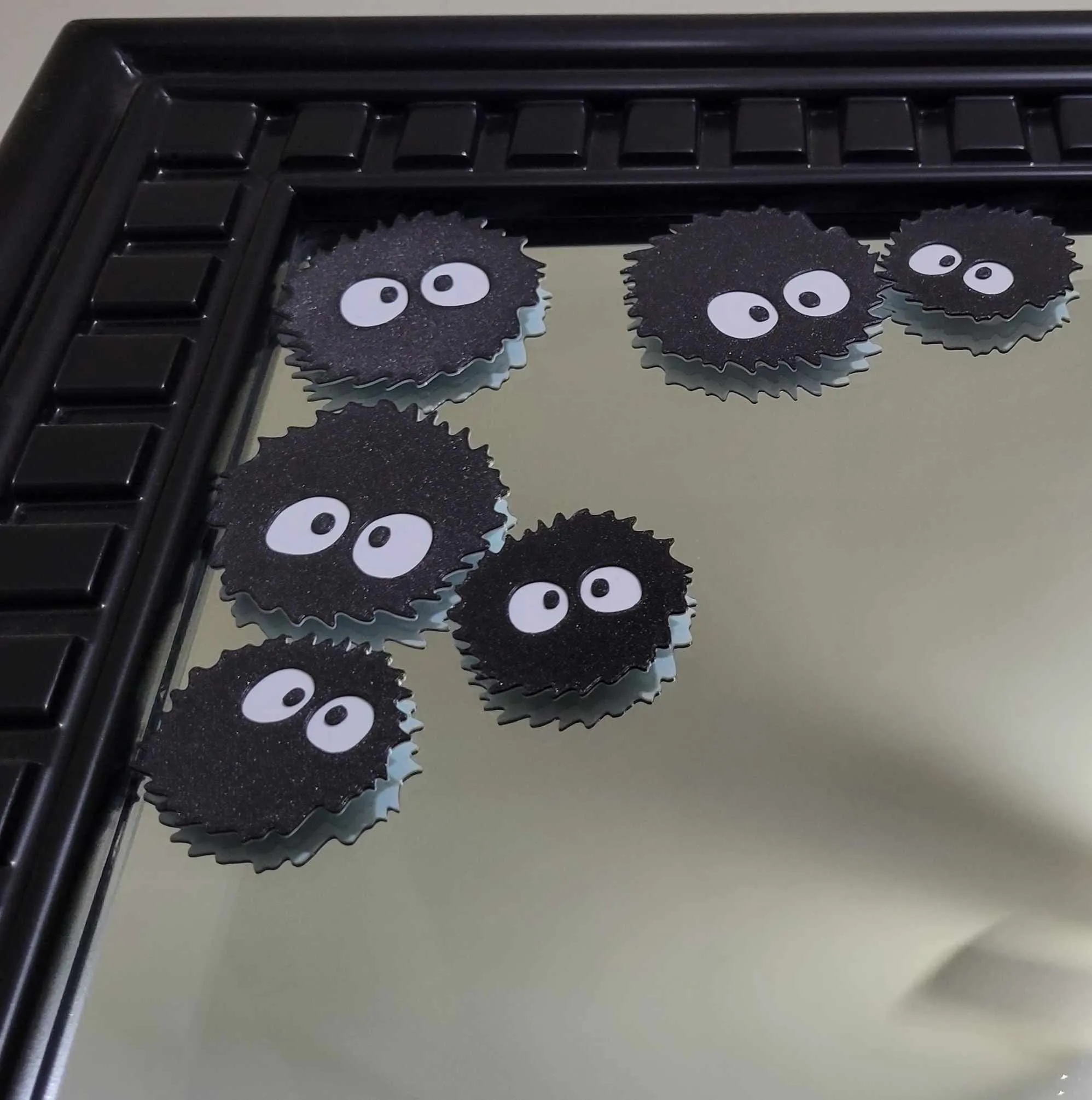 Nghệ thuật tường hình nhân vật Soot Sprite dễ thương