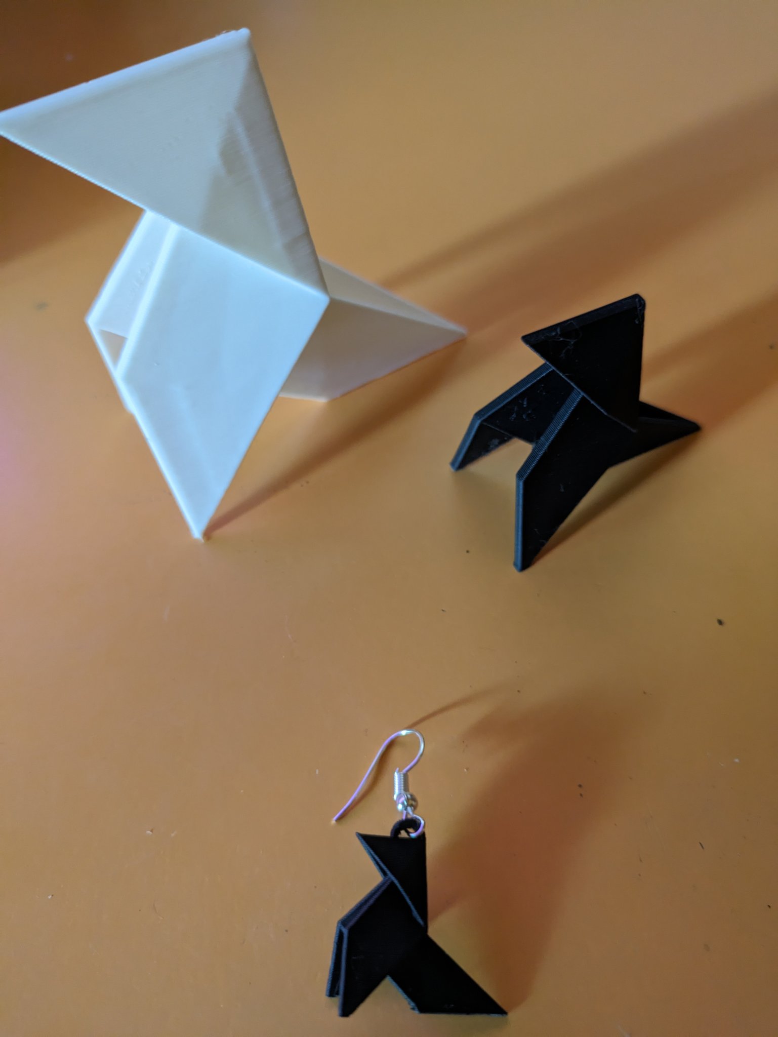 Pajarita: Tượng điêu khắc và Bông tai