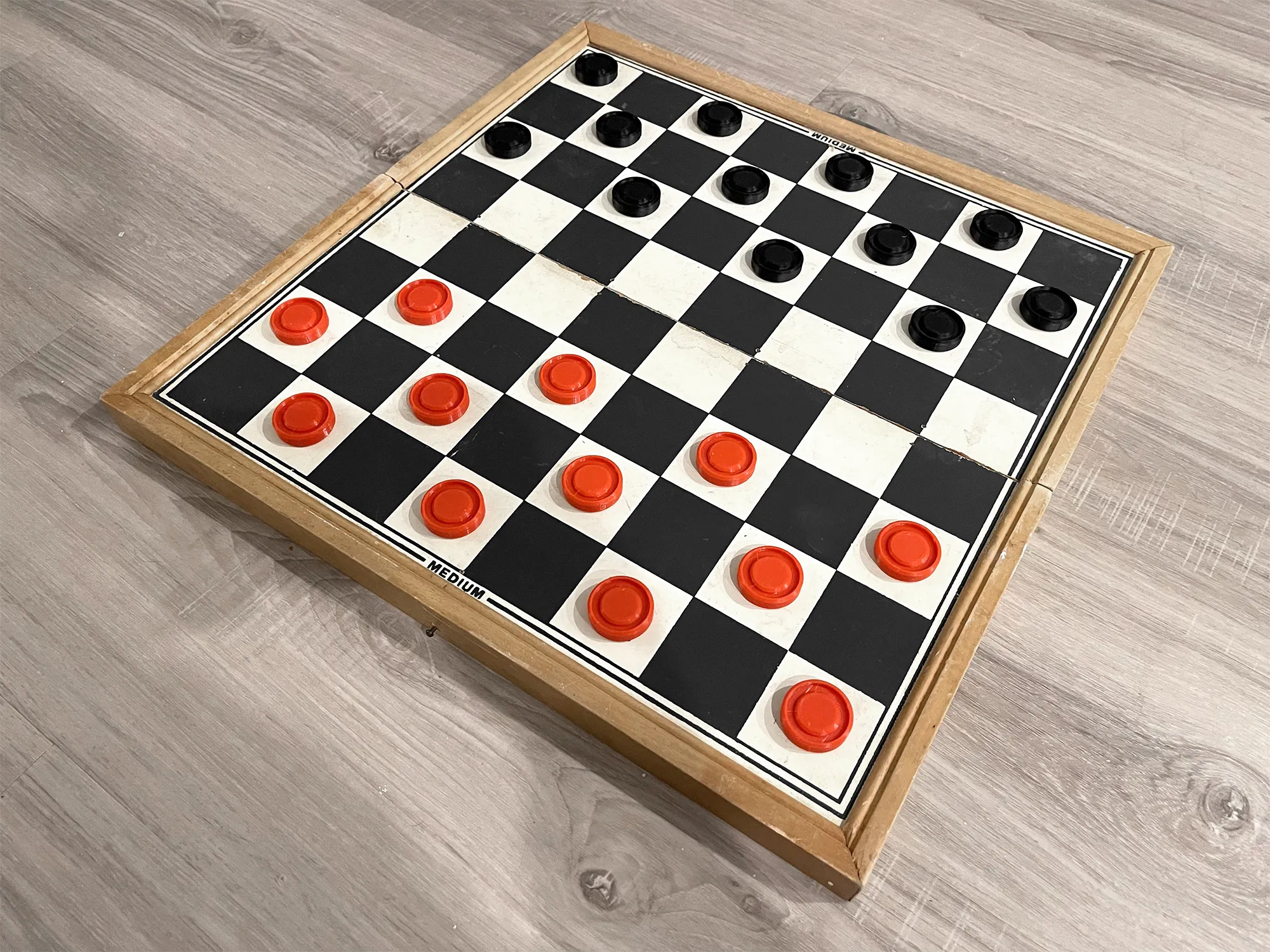 Bộ cờ vua với quân cờ có vương miện