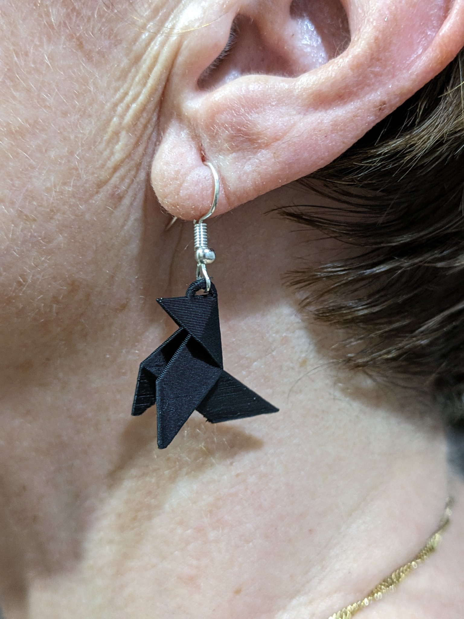 Pajarita: Tượng điêu khắc và Bông tai