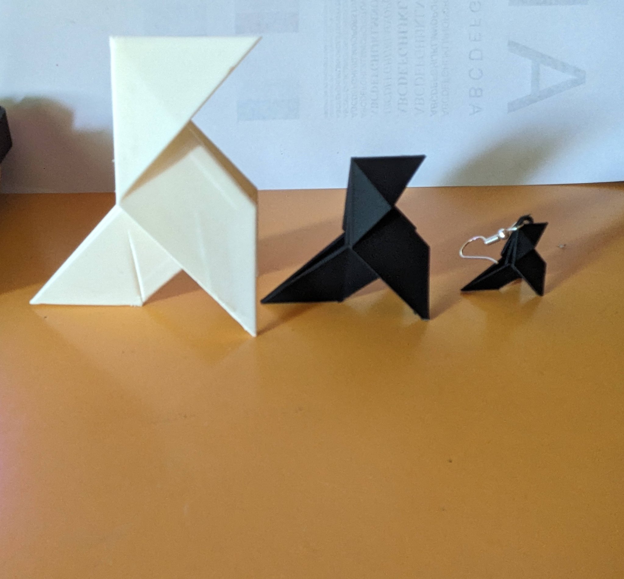 Pajarita: Tượng điêu khắc và Bông tai