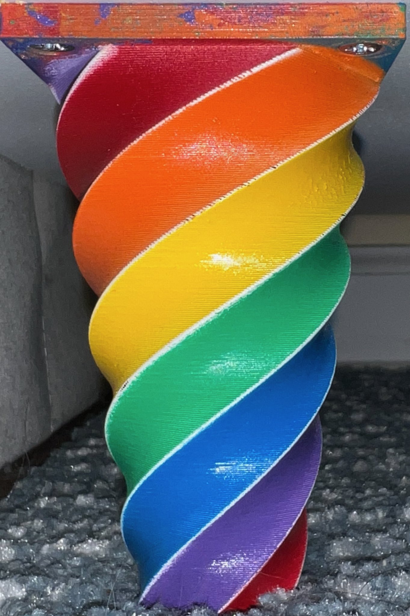 Chân đồ nội thất xoắn ốc với mặt nạ sơn cầu vồng