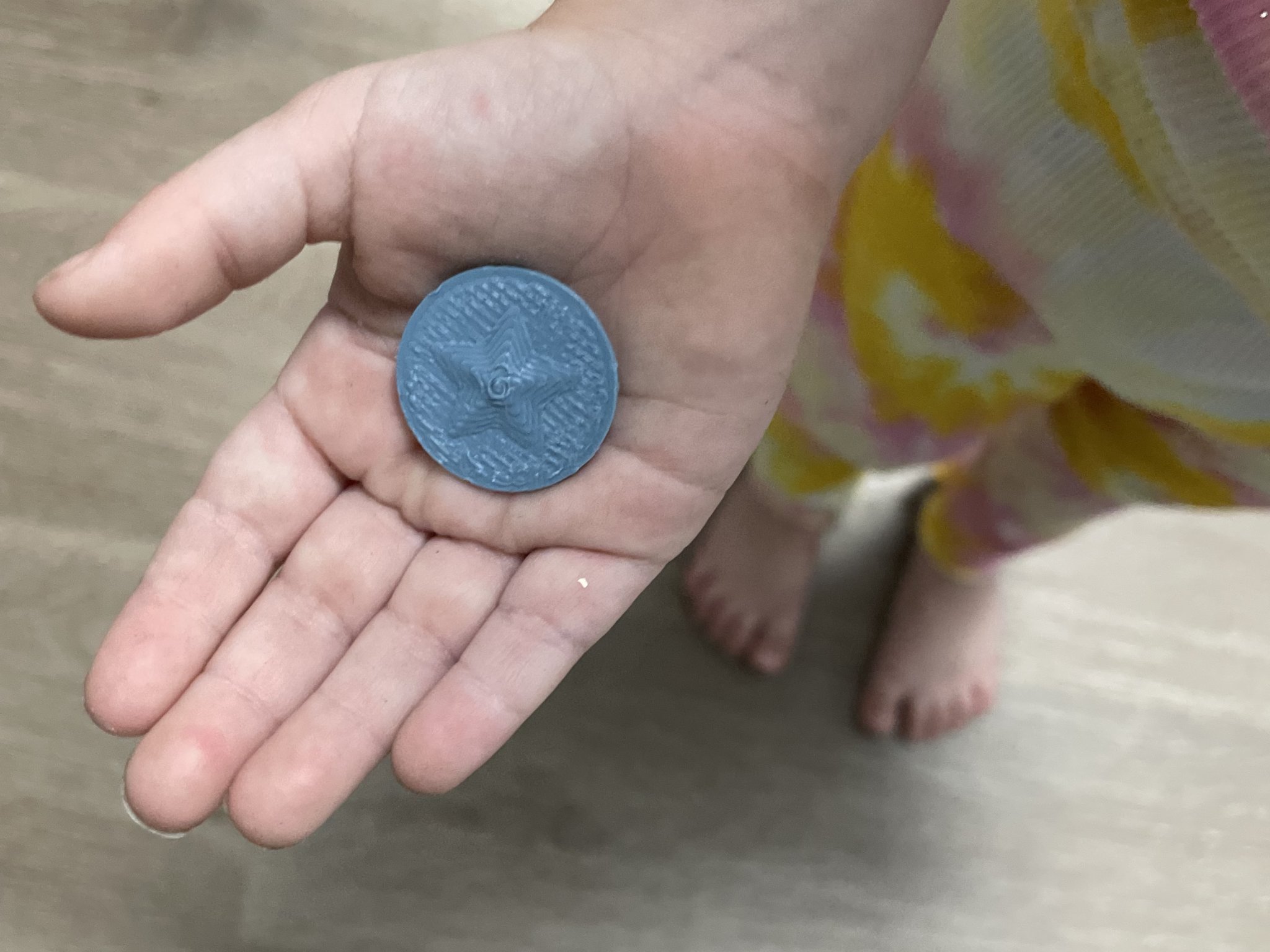 Tiền xu mô phỏng đồng 25 cent của Mỹ cho lớp học tại nhà