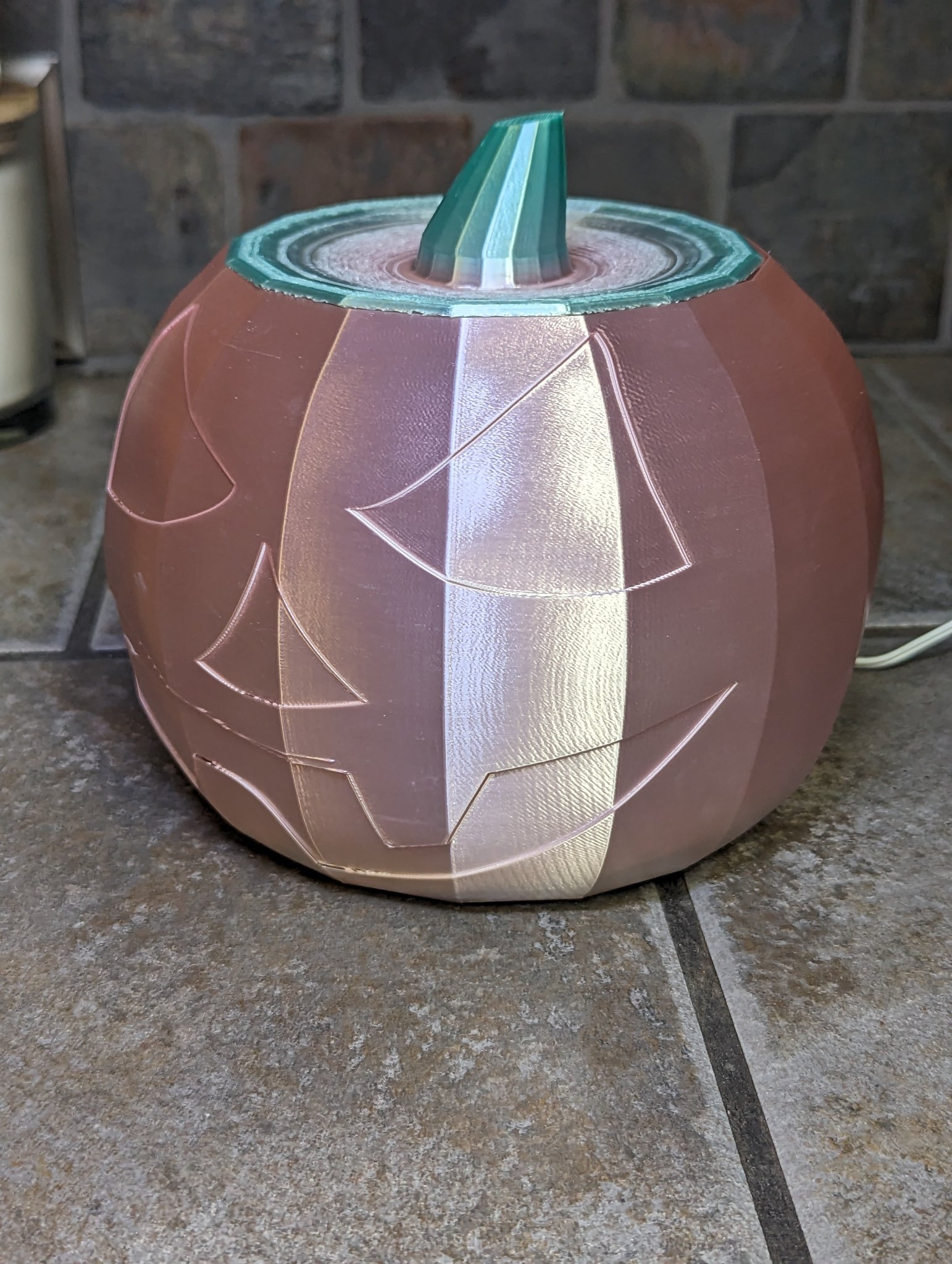 Bí ngô lớn phong cách low-poly cho trang trí Halloween