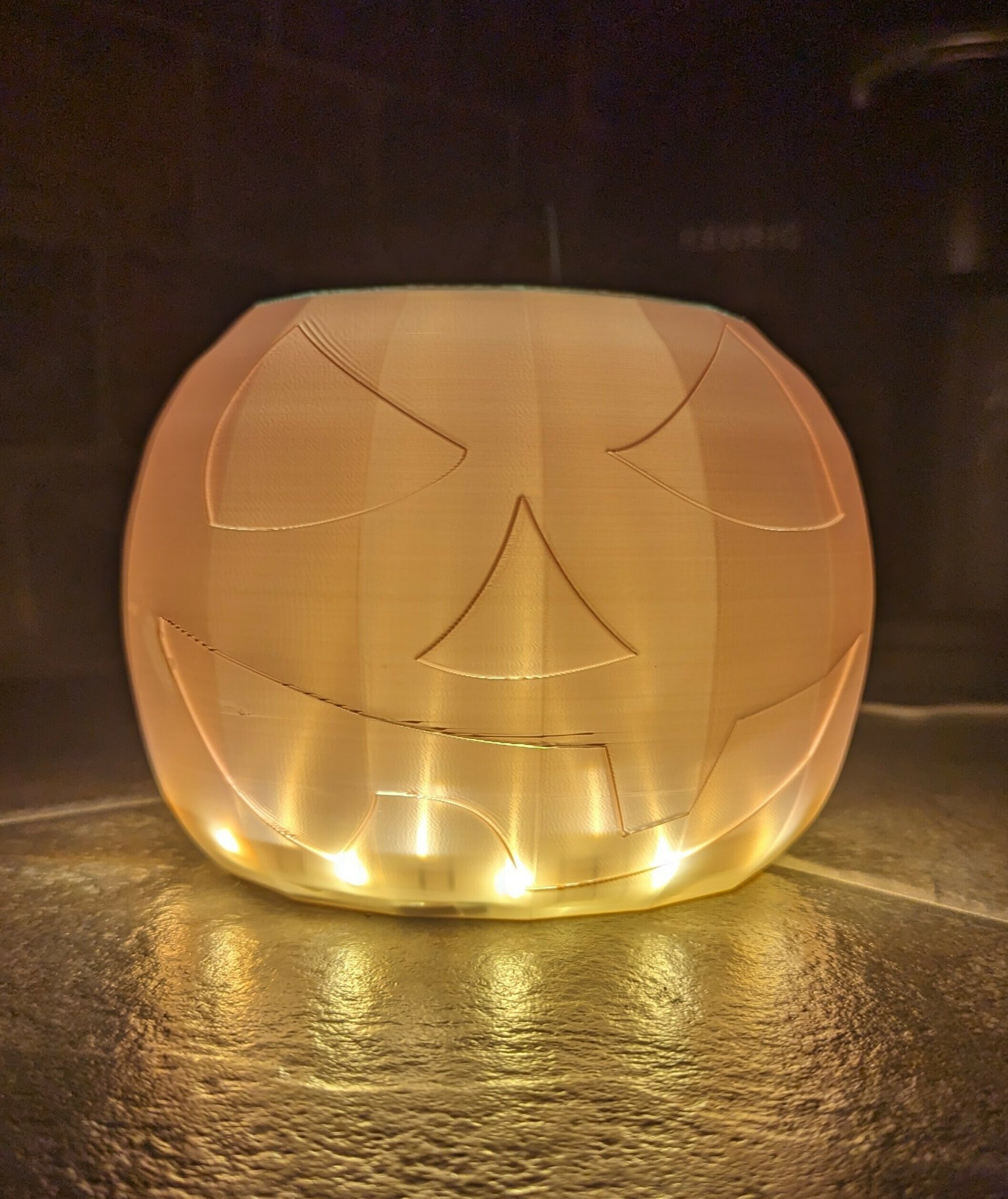 Bí ngô lớn phong cách low-poly cho trang trí Halloween