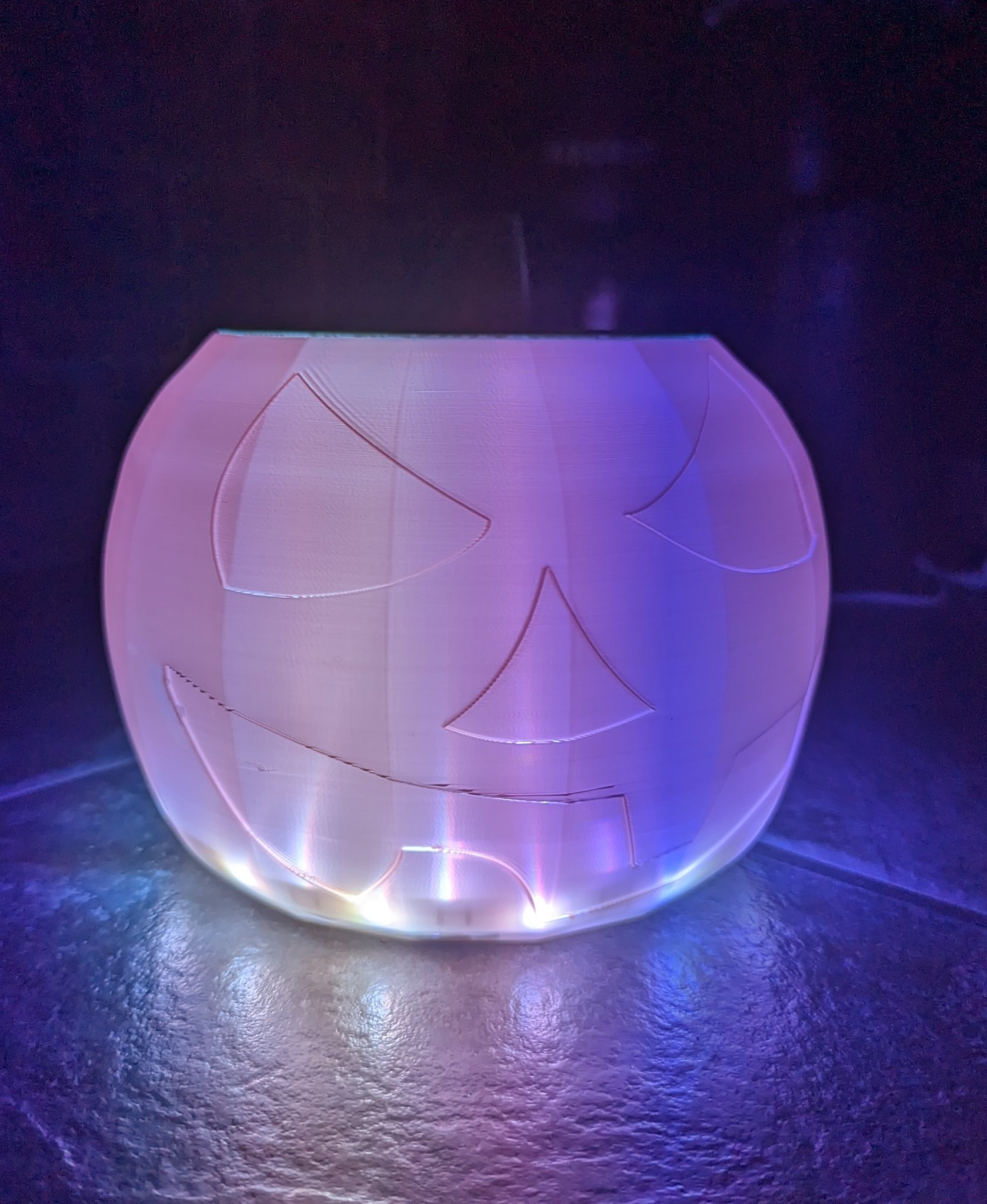 Bí ngô lớn phong cách low-poly cho trang trí Halloween