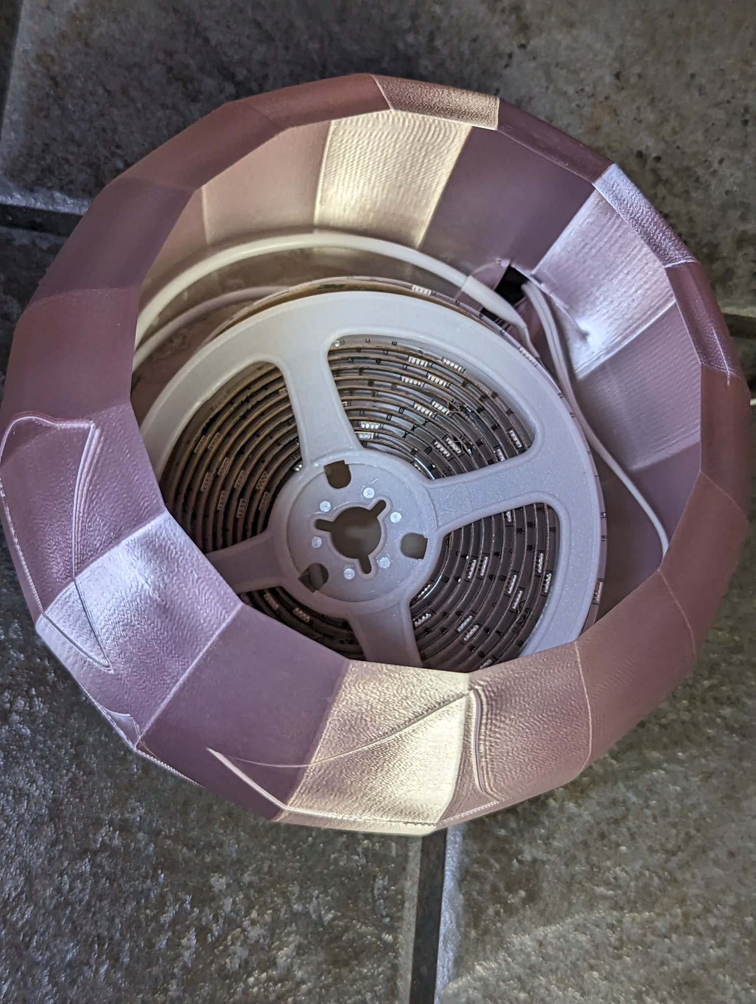 Bí ngô lớn phong cách low-poly cho trang trí Halloween