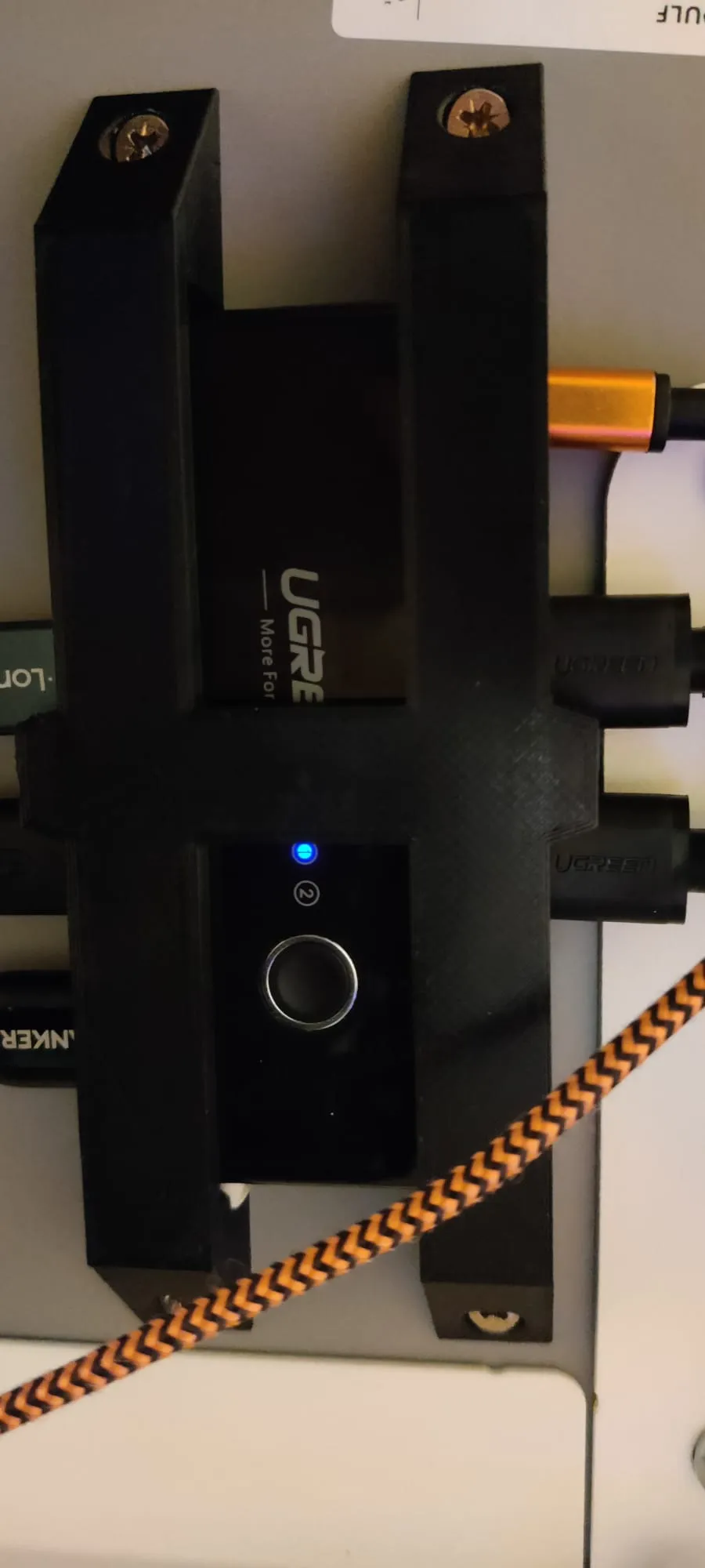 Giá đỡ gắn tường/bàn cho công tắc USB UGREEN