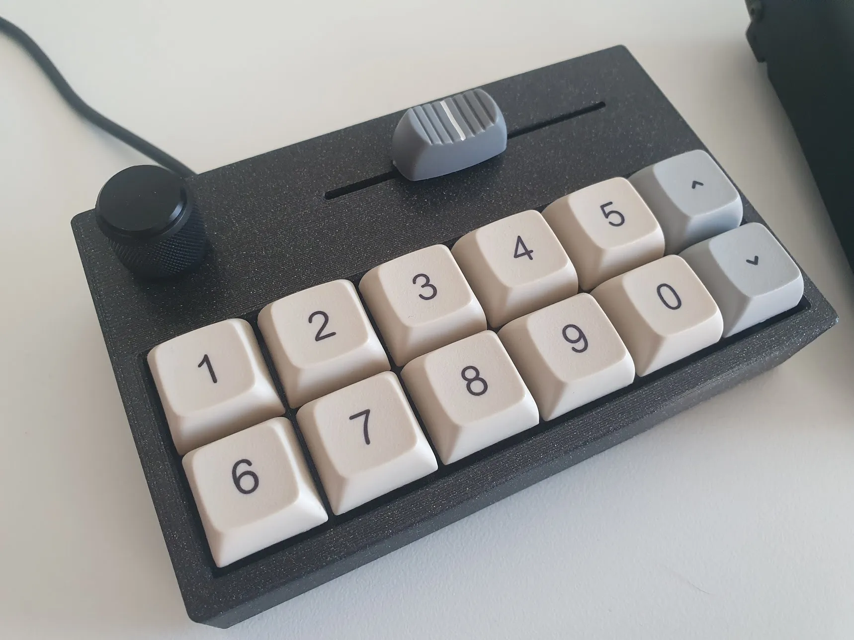 Bàn phím Macropad 12 phím với bộ mã quay và biến trở trượt